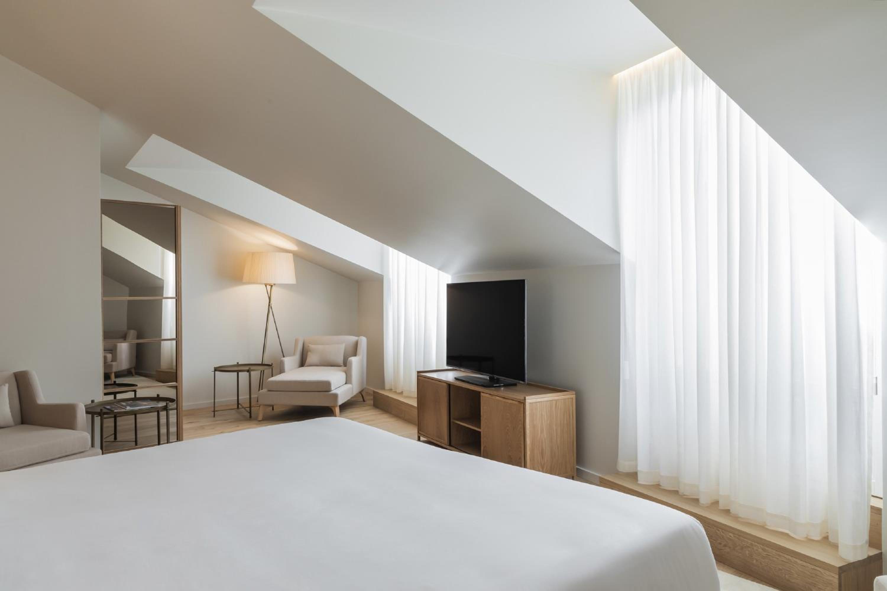 King Suite - Photo 2