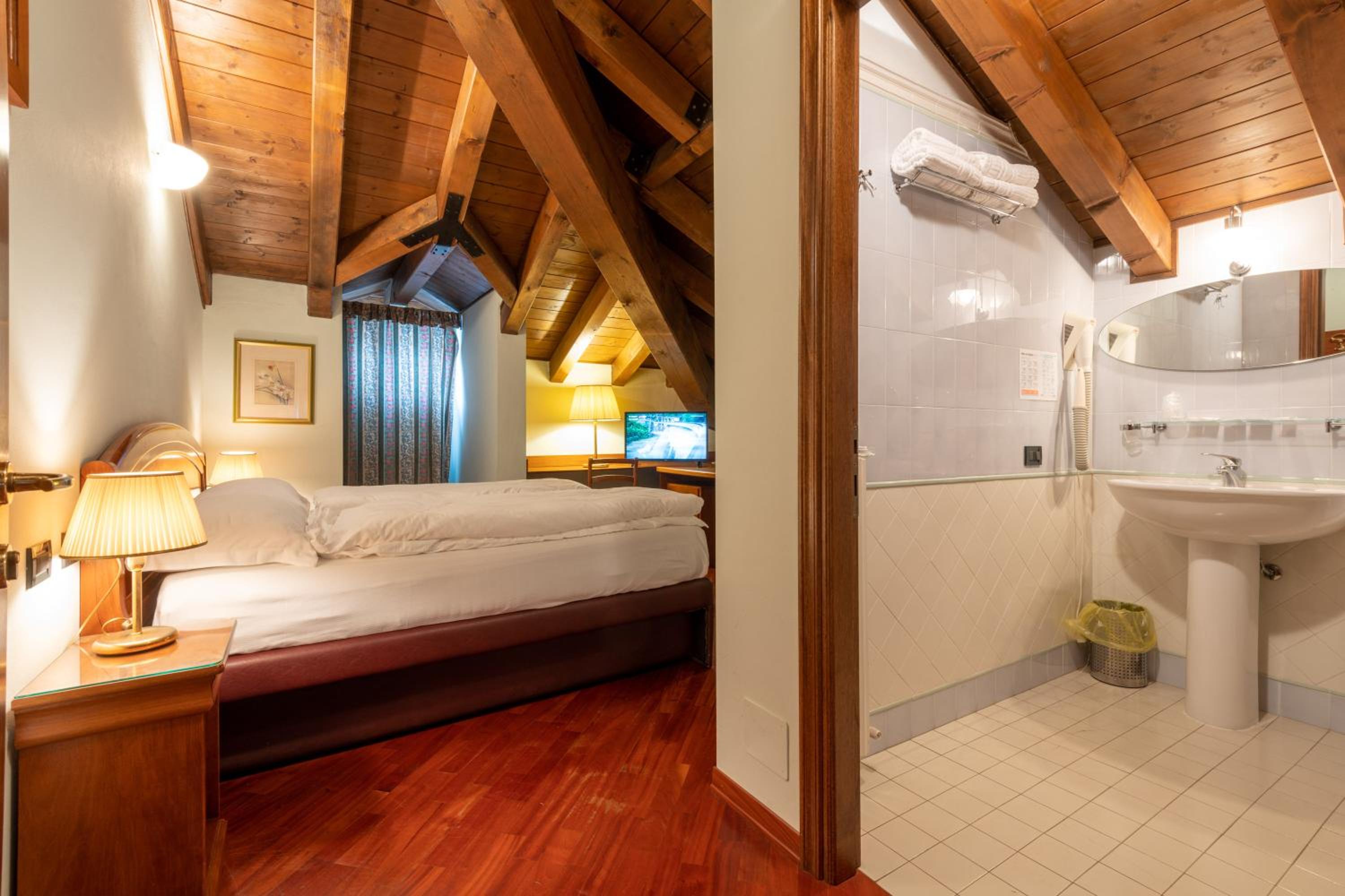 Double Room - Photo 11
