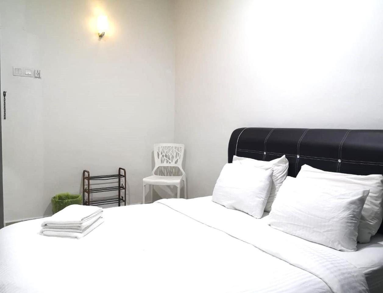 Standard Double Room with Shared Bathroom photo 3