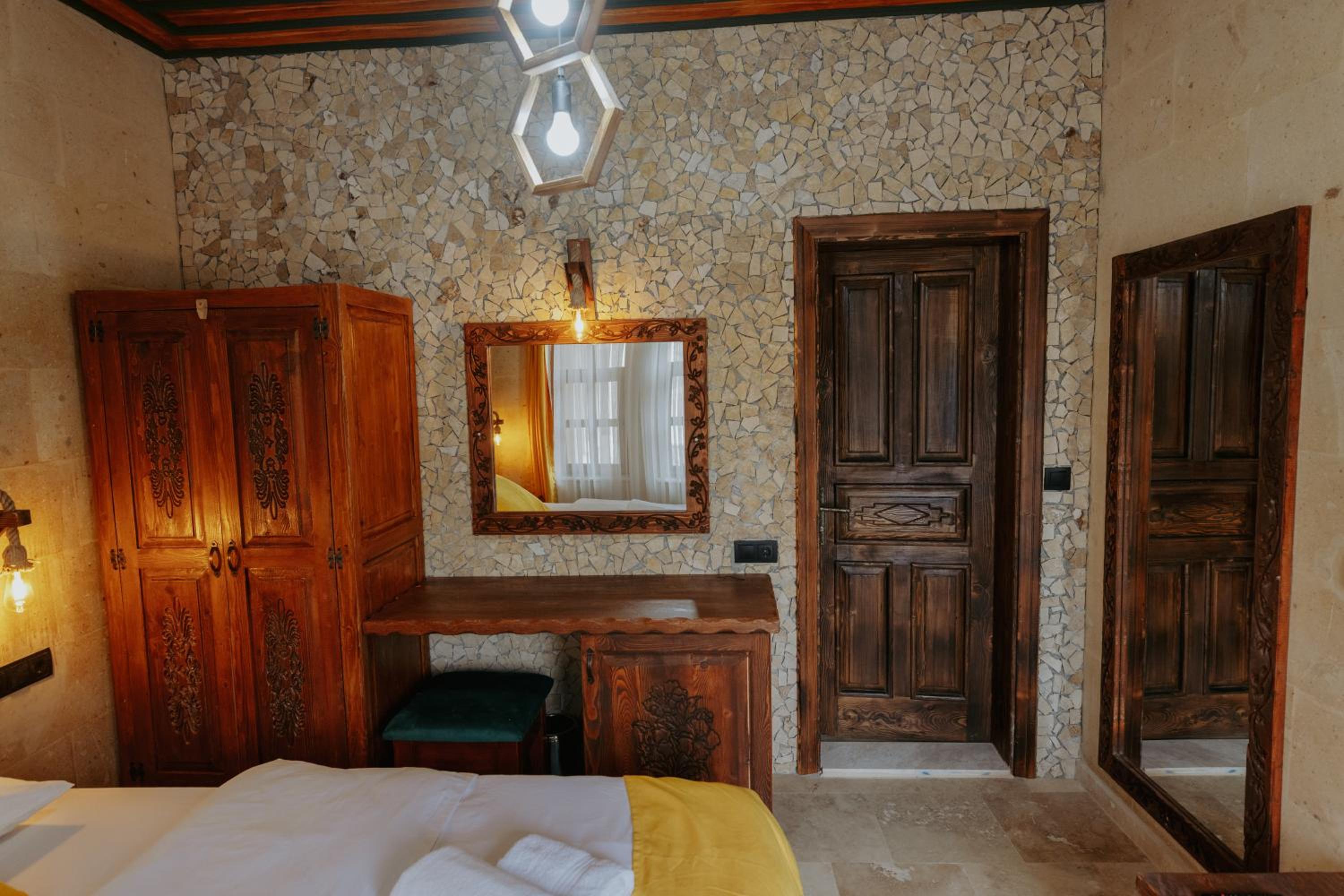 Standard Double Room - Photo 18