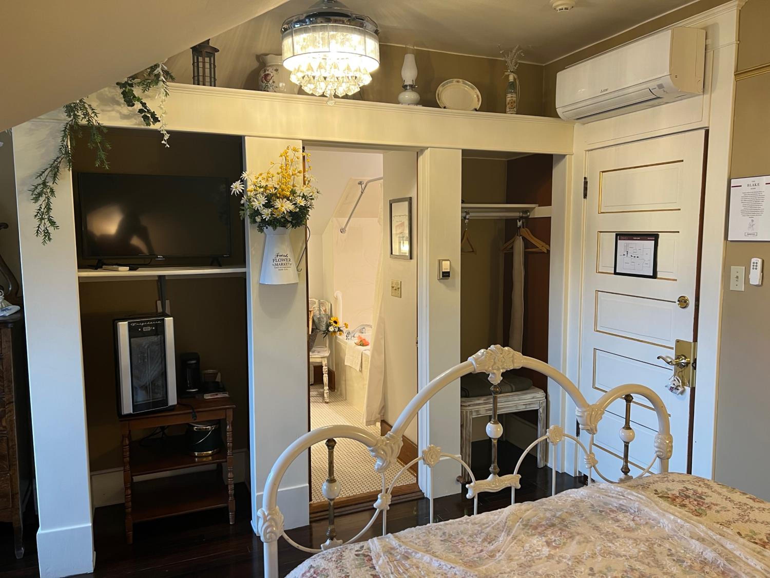 Suite with Spa Bath - Photo 10