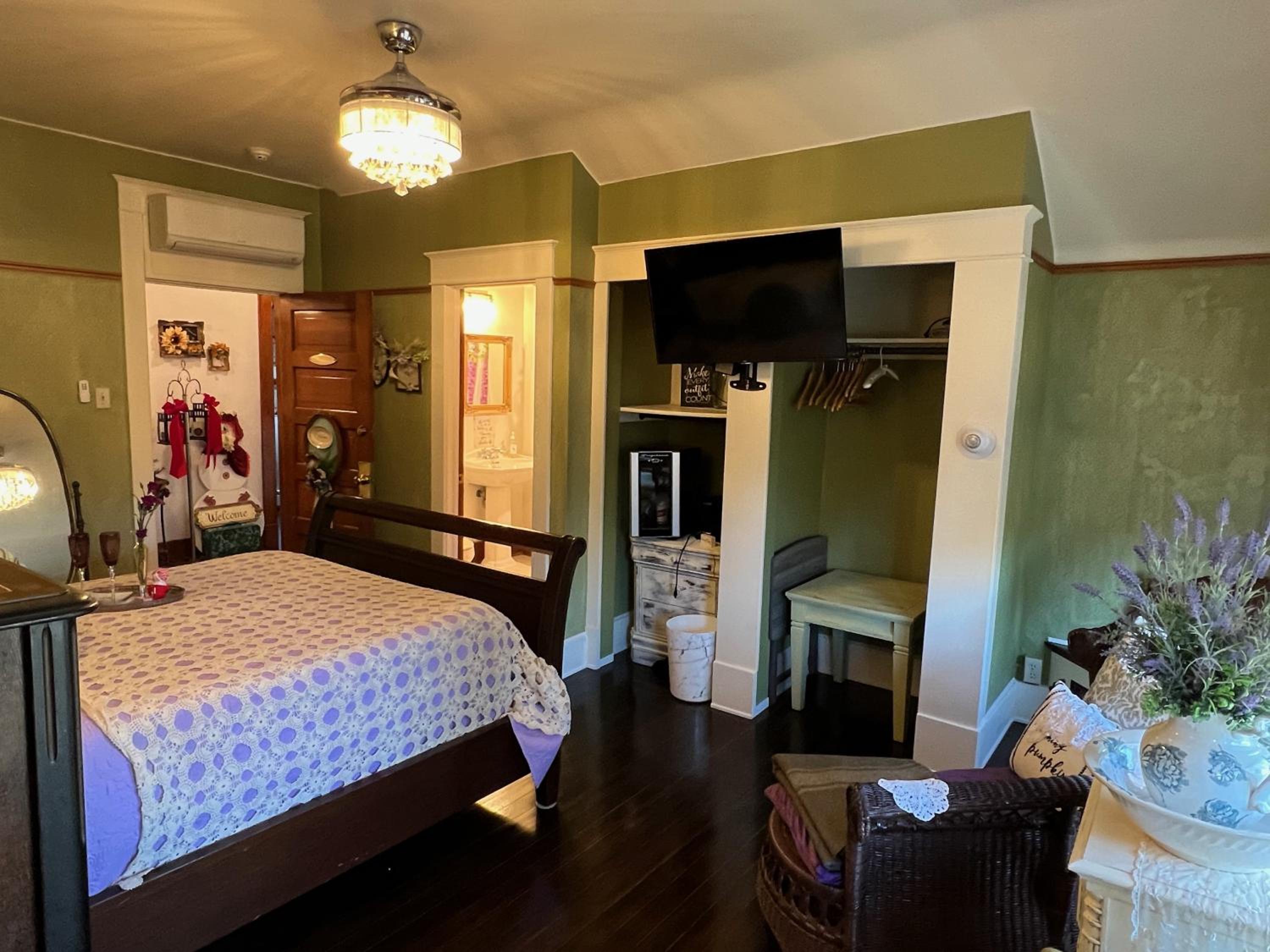 Queen Suite with Spa Bath - Photo 6
