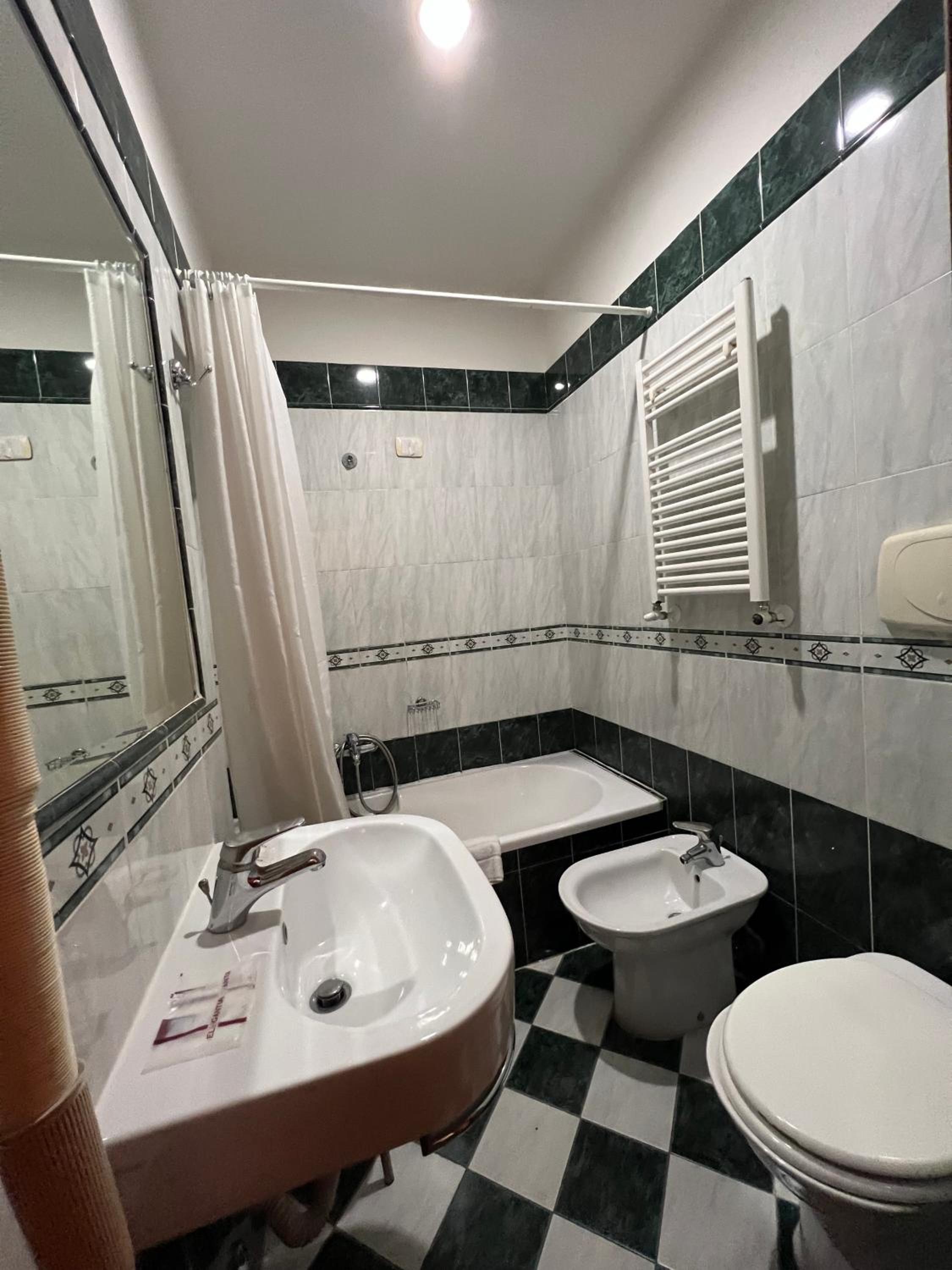 Basic Triple Room - Photo 12
