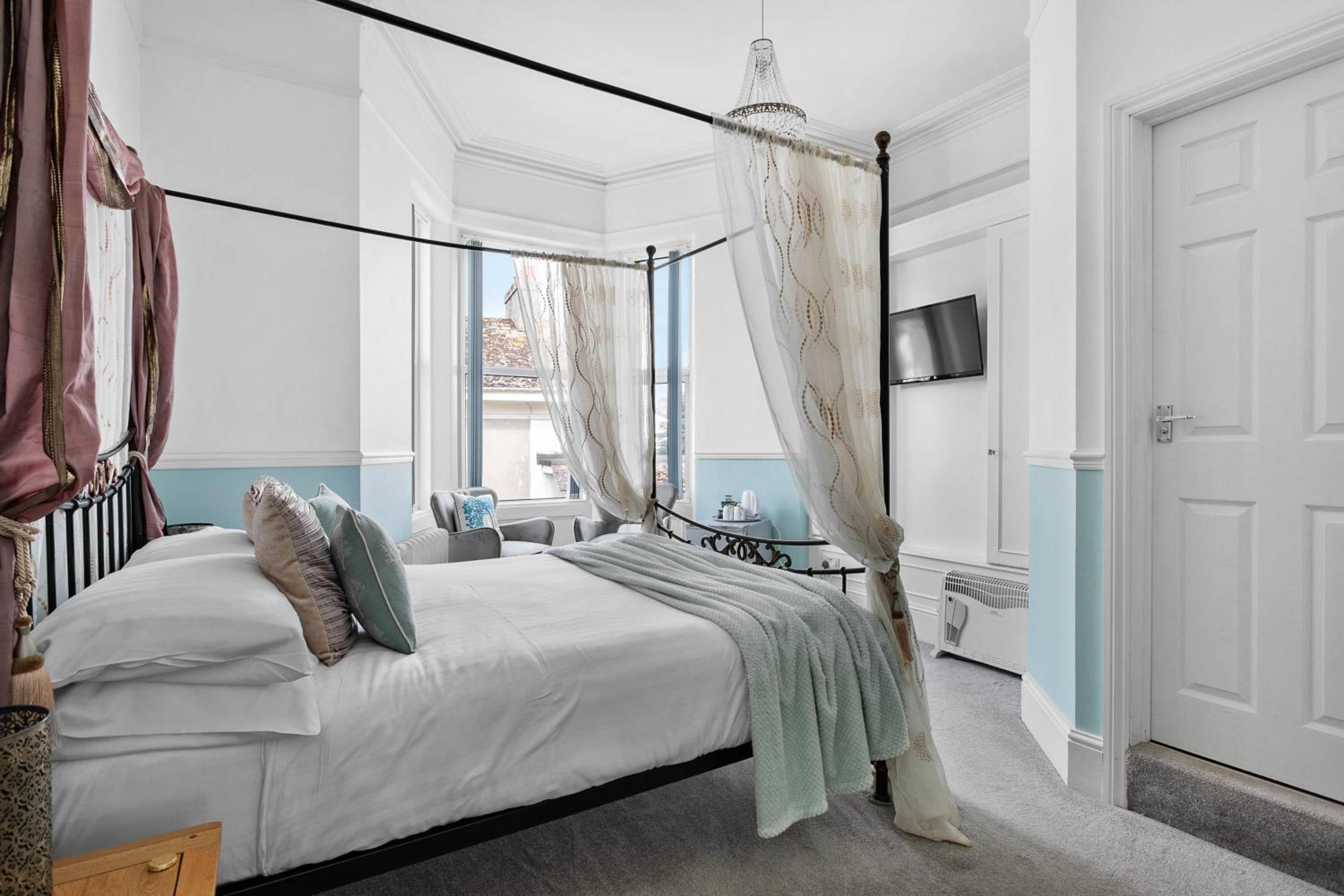 Superior Double Room with Four Poster Bed photo 1