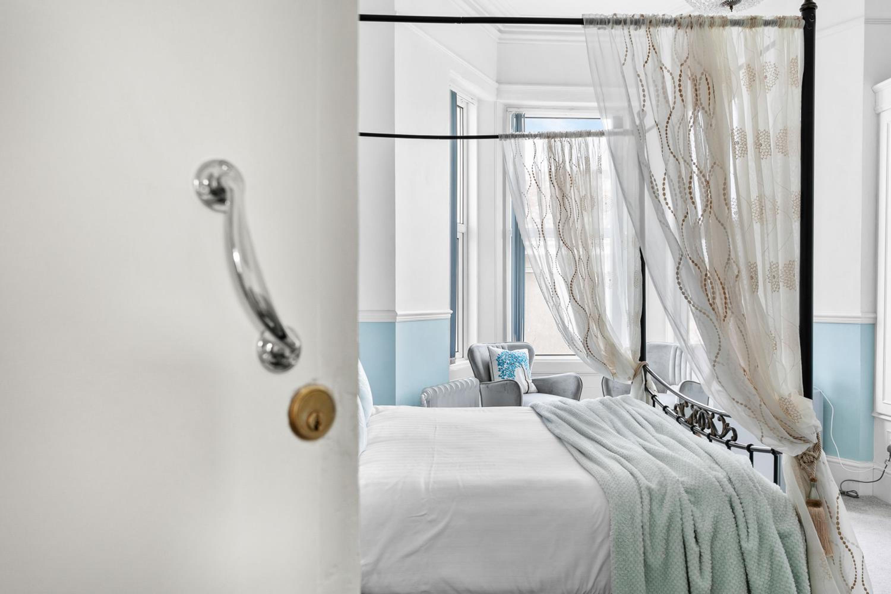 Superior Double Room with Four Poster Bed photo 3