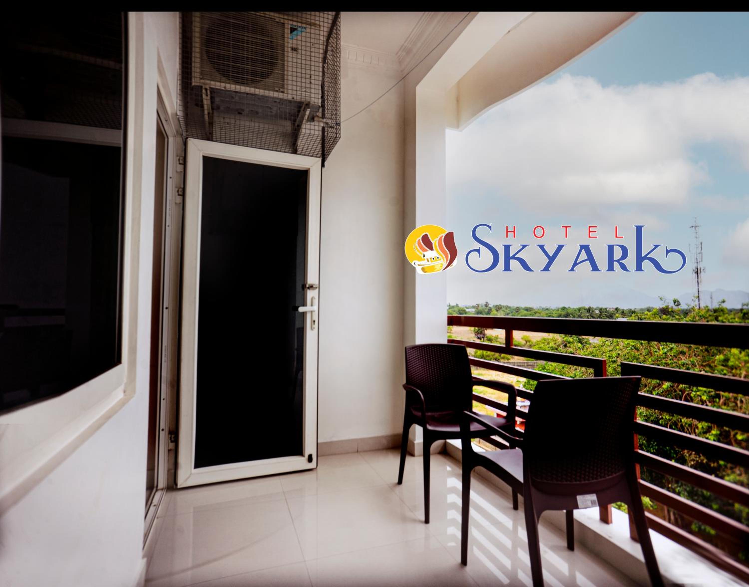 Deluxe Double Room with Balcony - Photo 6