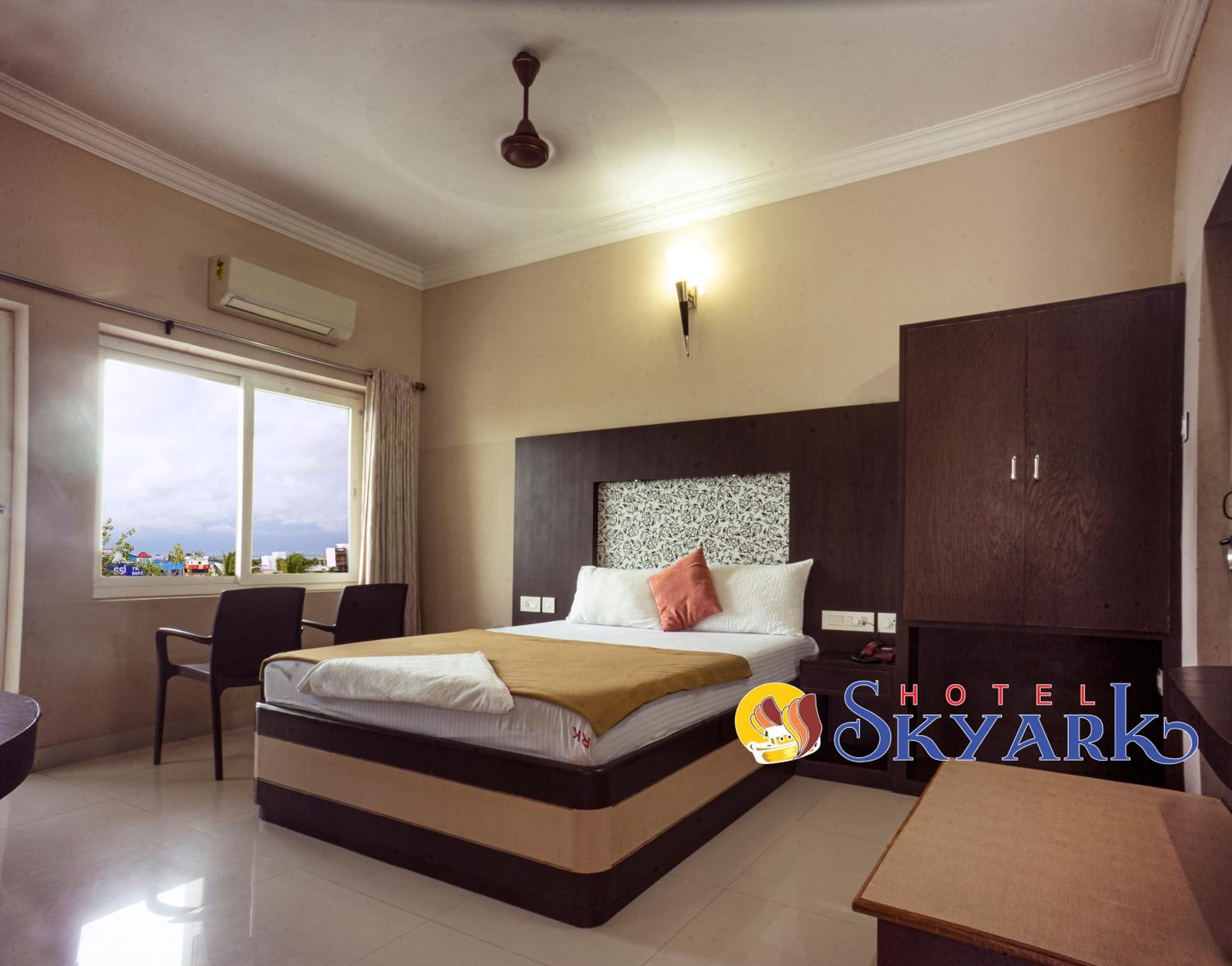 Deluxe Double Room with Balcony - Photo 5