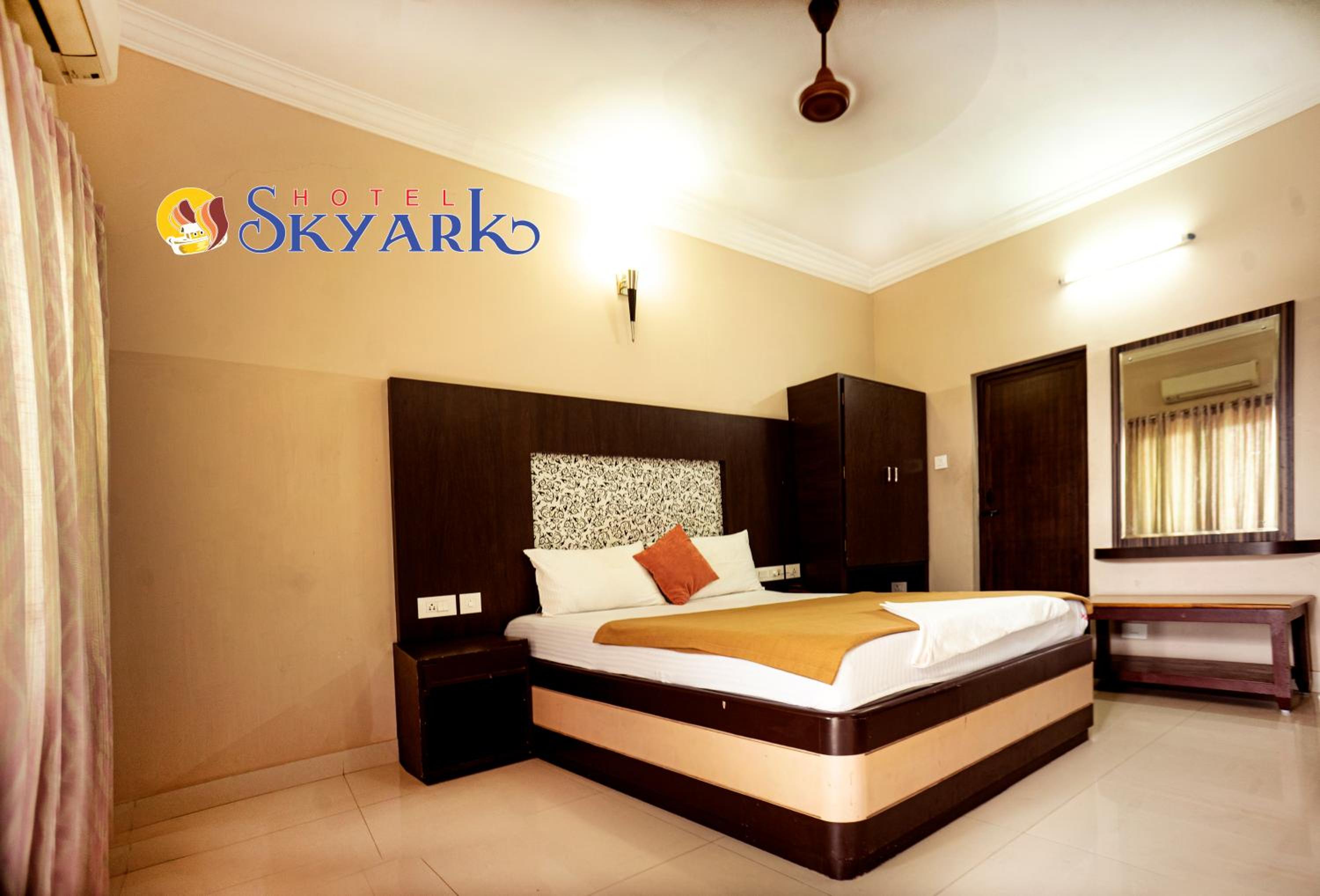 Deluxe Double Room with Balcony - Photo 4
