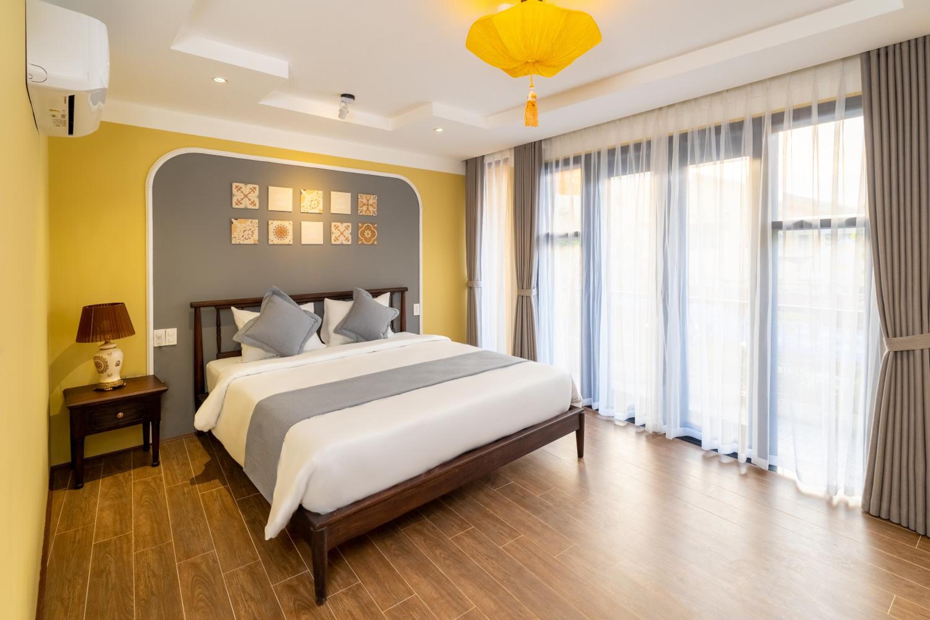 Deluxe Double Room with Balcony - Photo 7