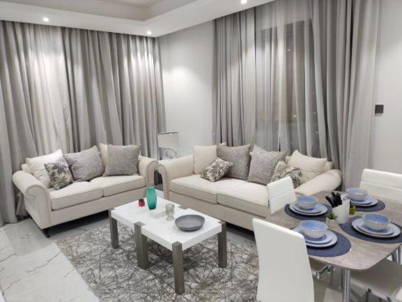 One-Bedroom Apartment with Balcony and Sea View - Photo 18