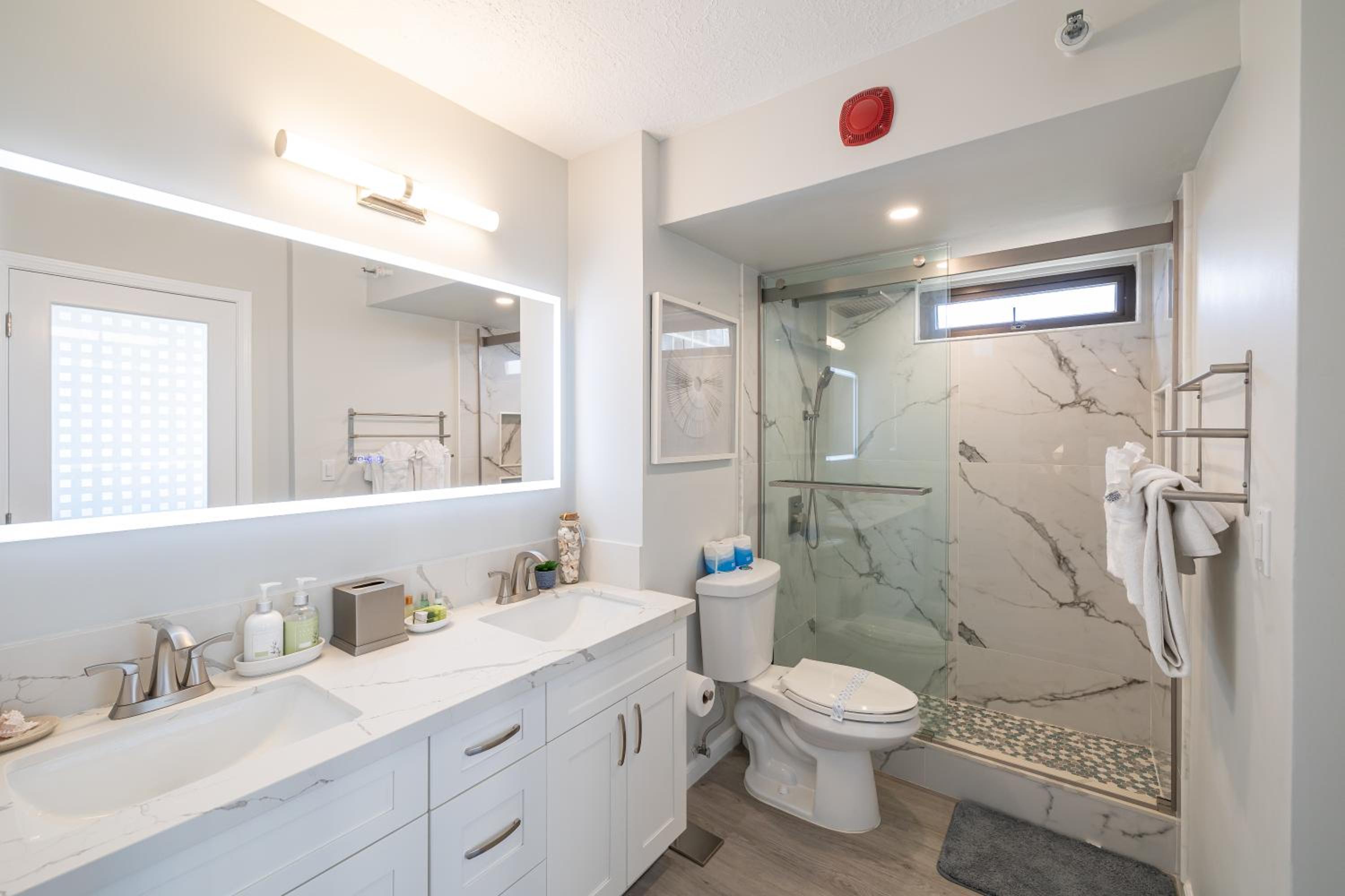 Waikiki Banyan condo with lanai & pool: Apartment with Sea View photo