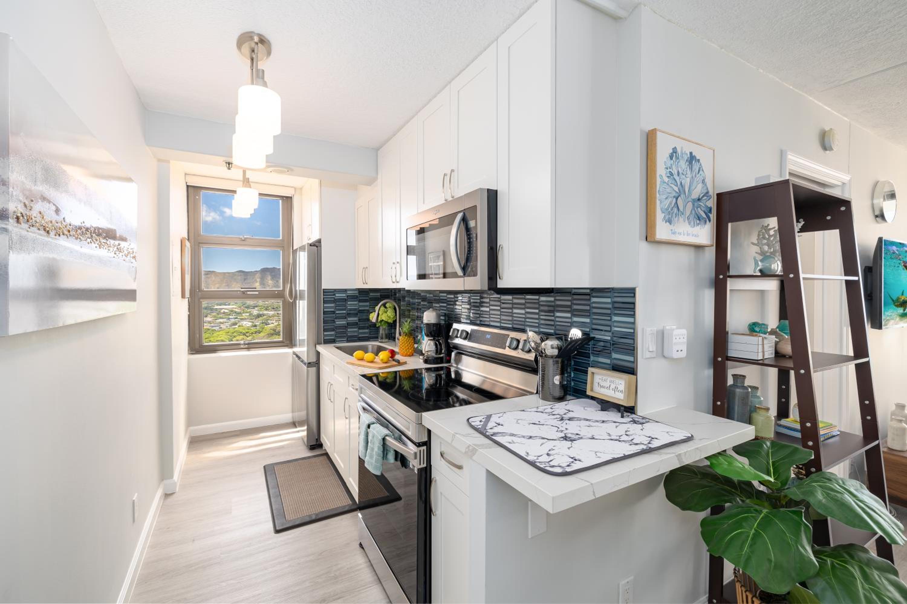 Waikiki Banyan condo with lanai & pool: Apartment with Sea View photo