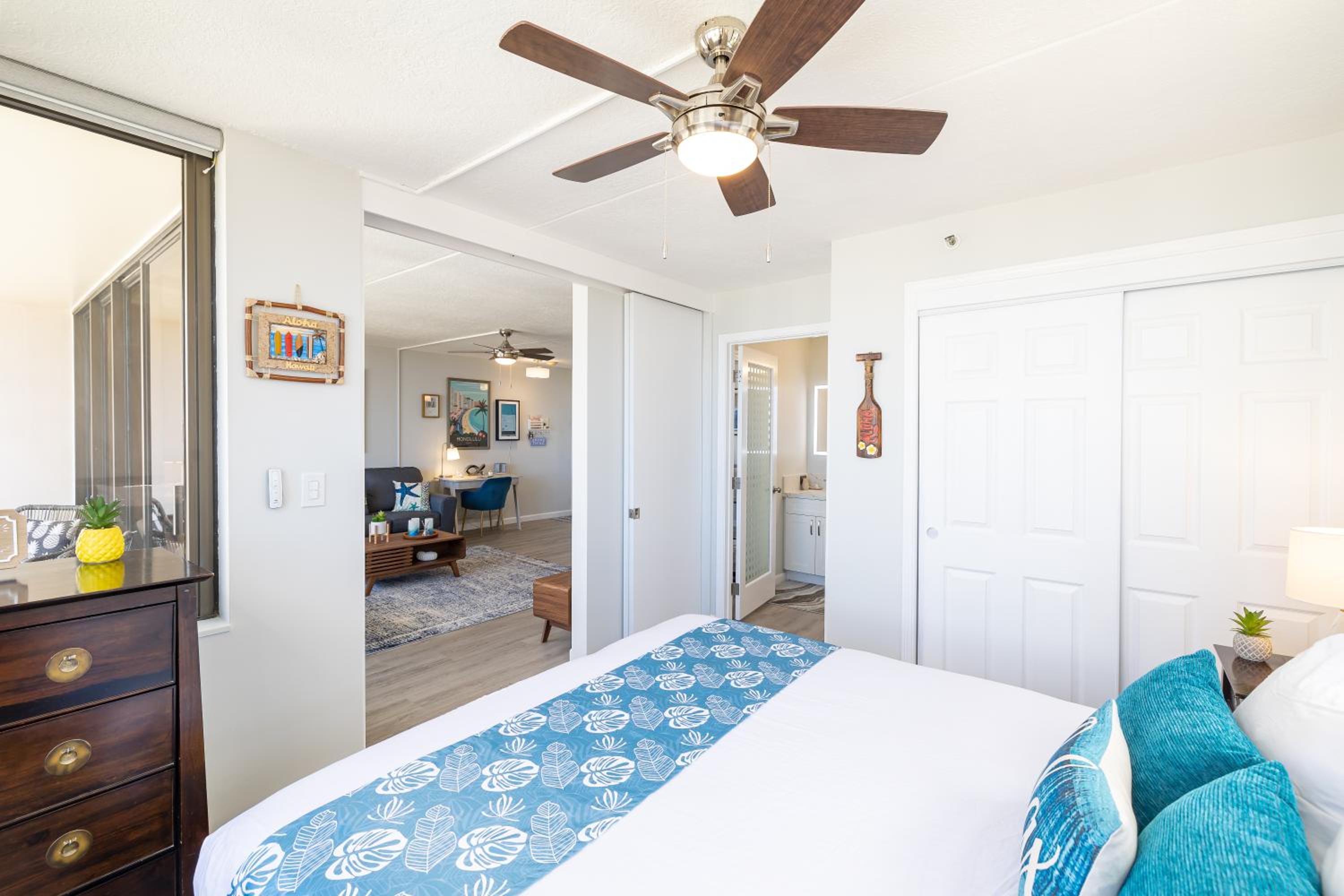 Waikiki Banyan condo with lanai & pool: Apartment with Sea View photo