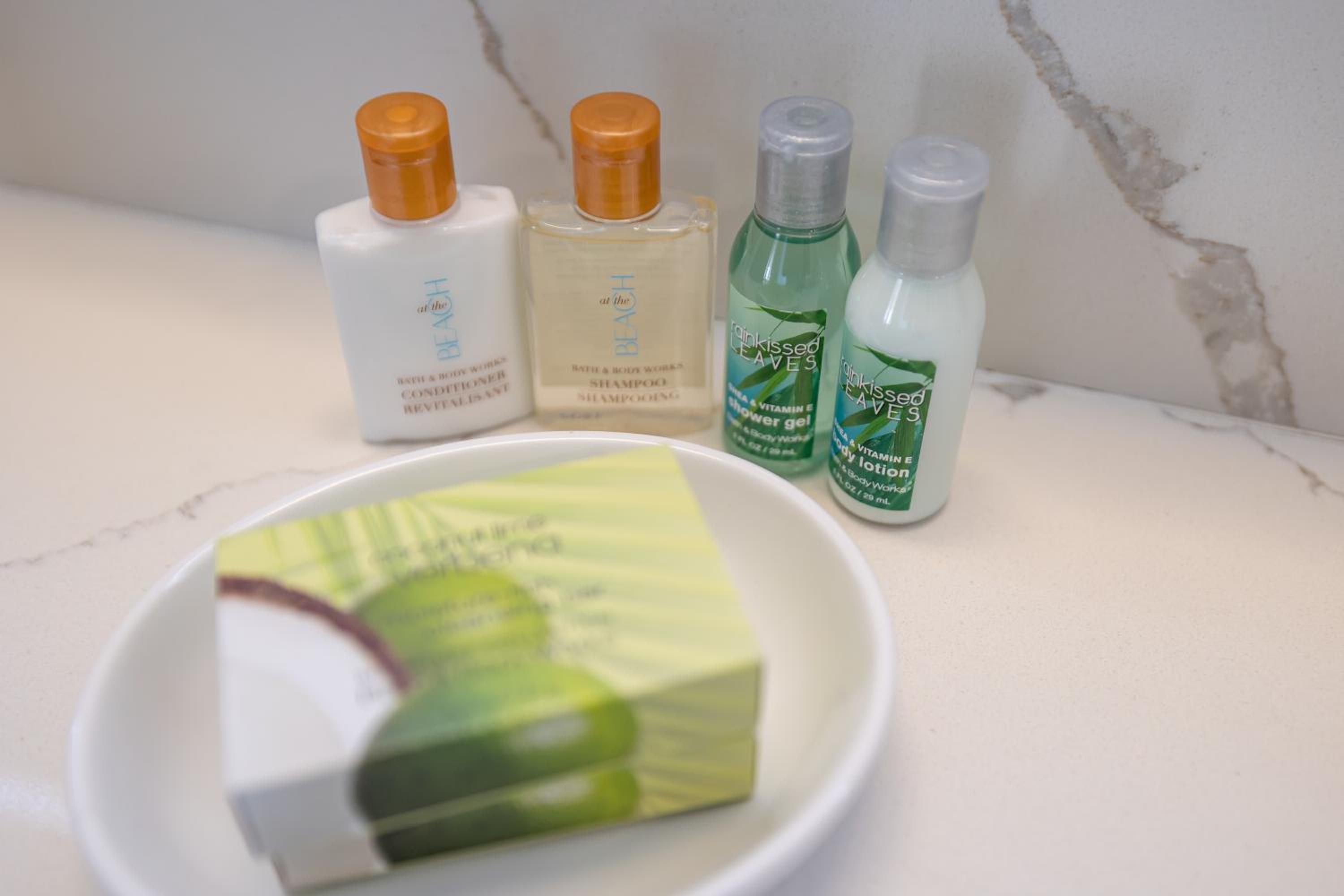 Waikiki Banyan condo with lanai & pool: Apartment with Sea View photo