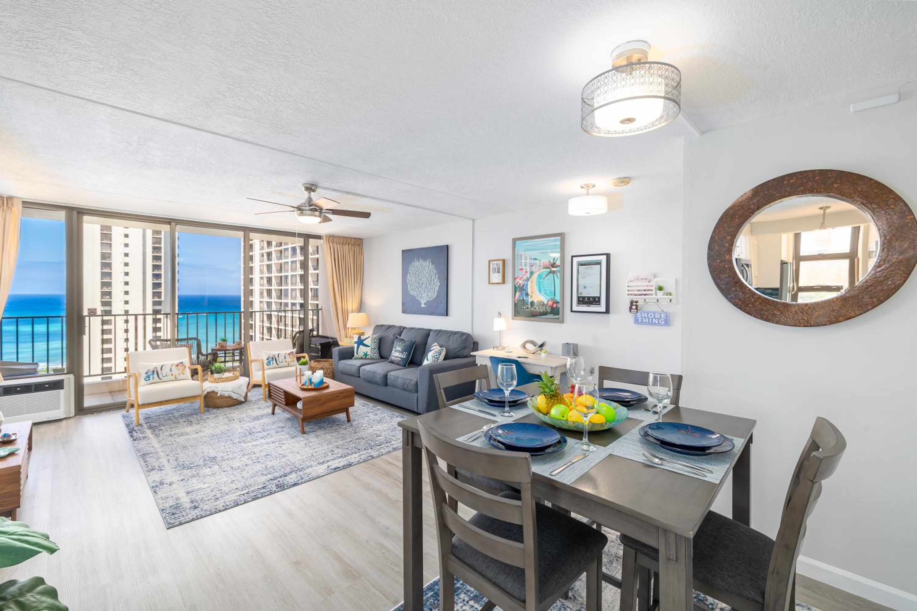 Waikiki Banyan condo with lanai & pool: Apartment with Sea View photo