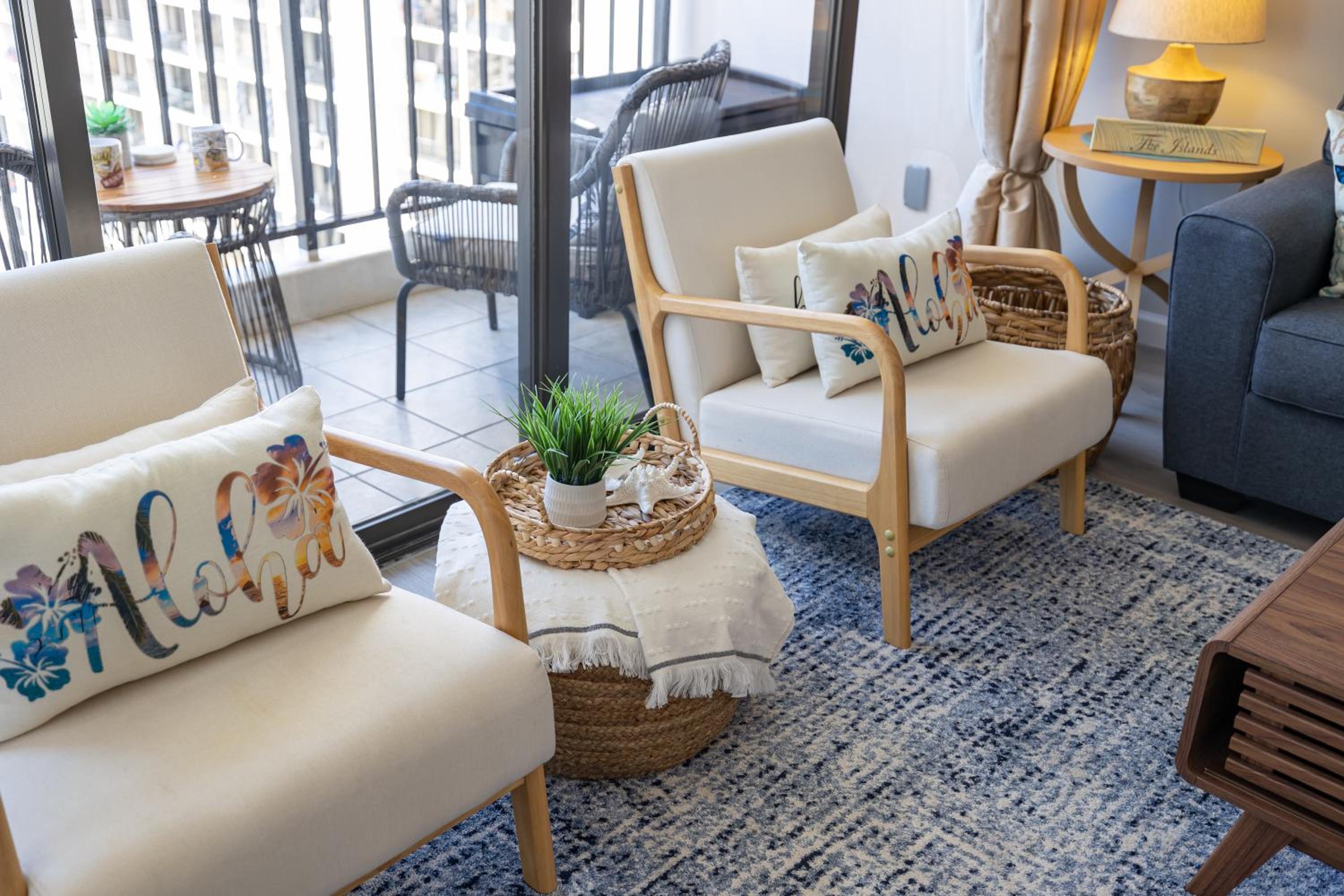 Waikiki Banyan condo with lanai & pool: Apartment with Sea View photo