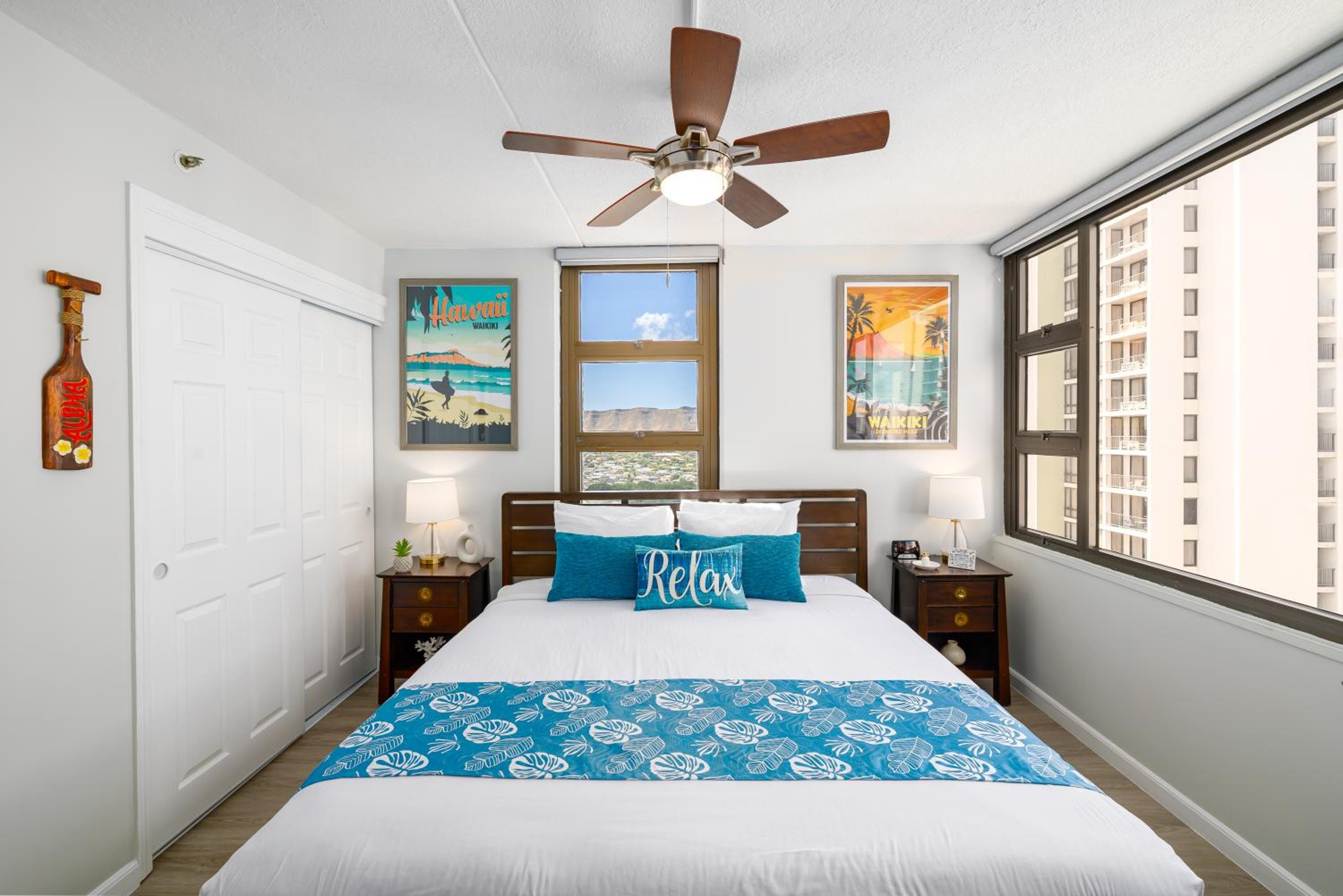 Waikiki Banyan condo with lanai & pool: Apartment with Sea View photo