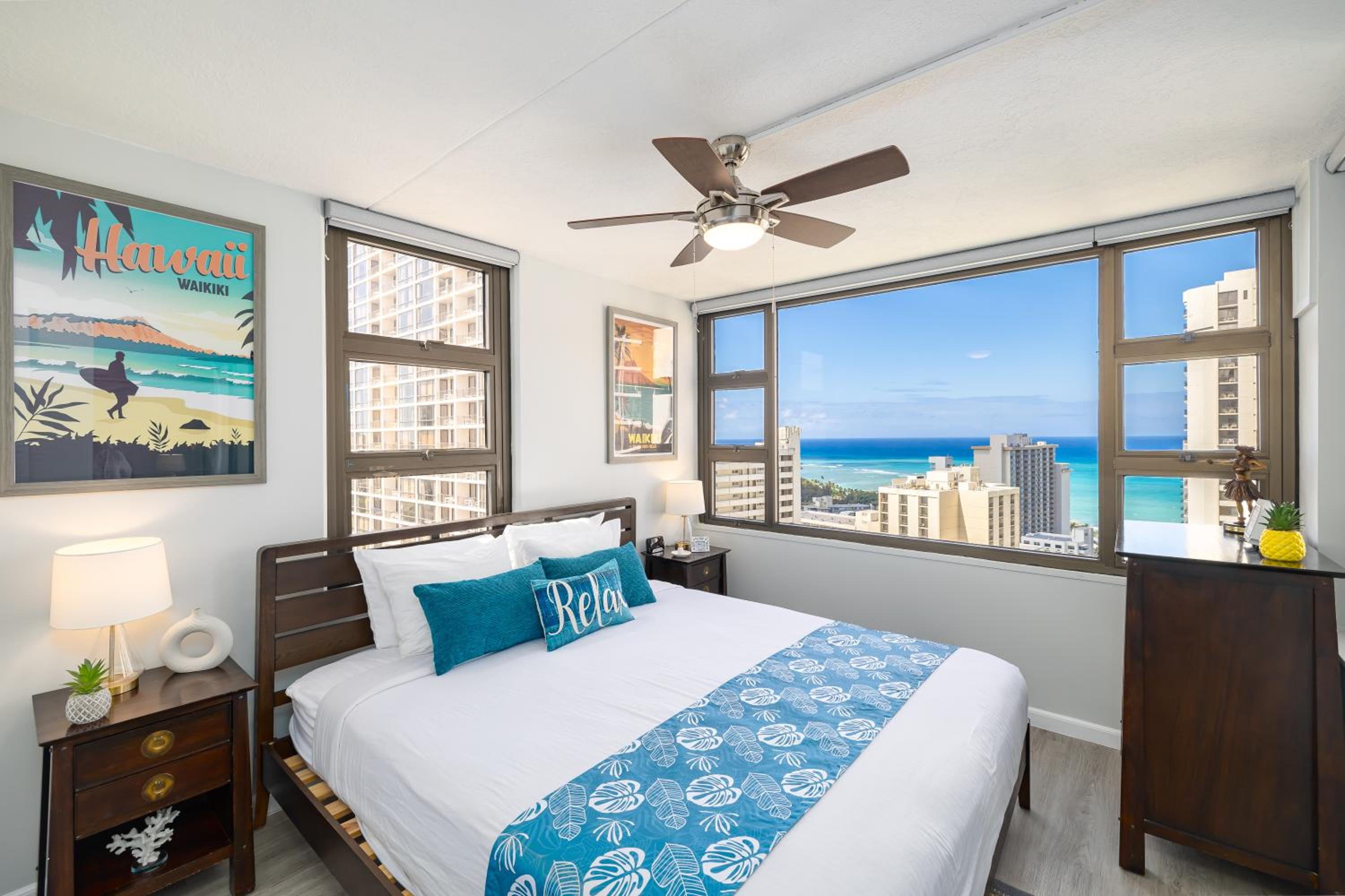 Waikiki Banyan condo with lanai & pool: Apartment with Sea View photo
