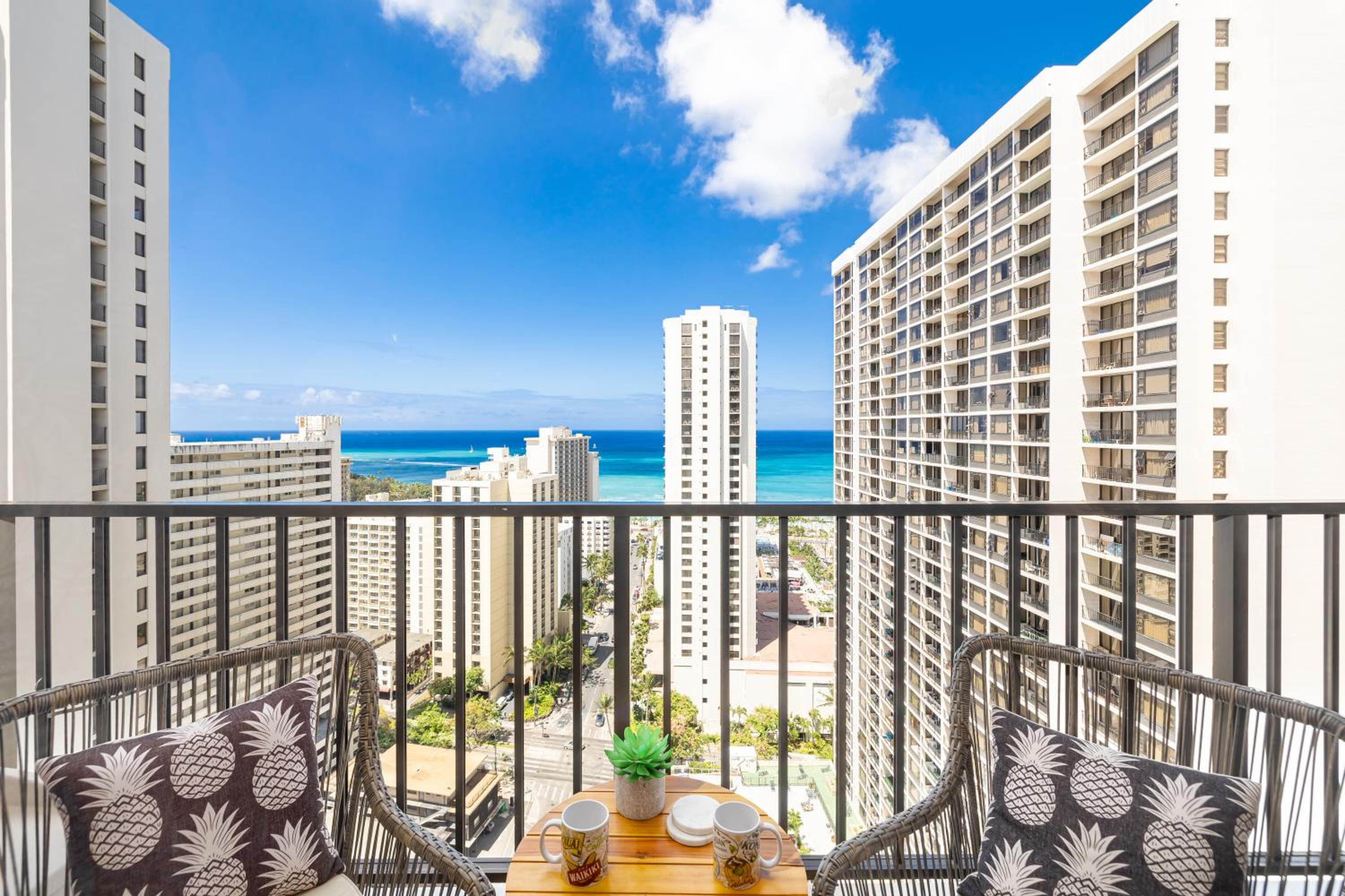Waikiki Banyan condo with lanai & pool: Apartment with Sea View photo