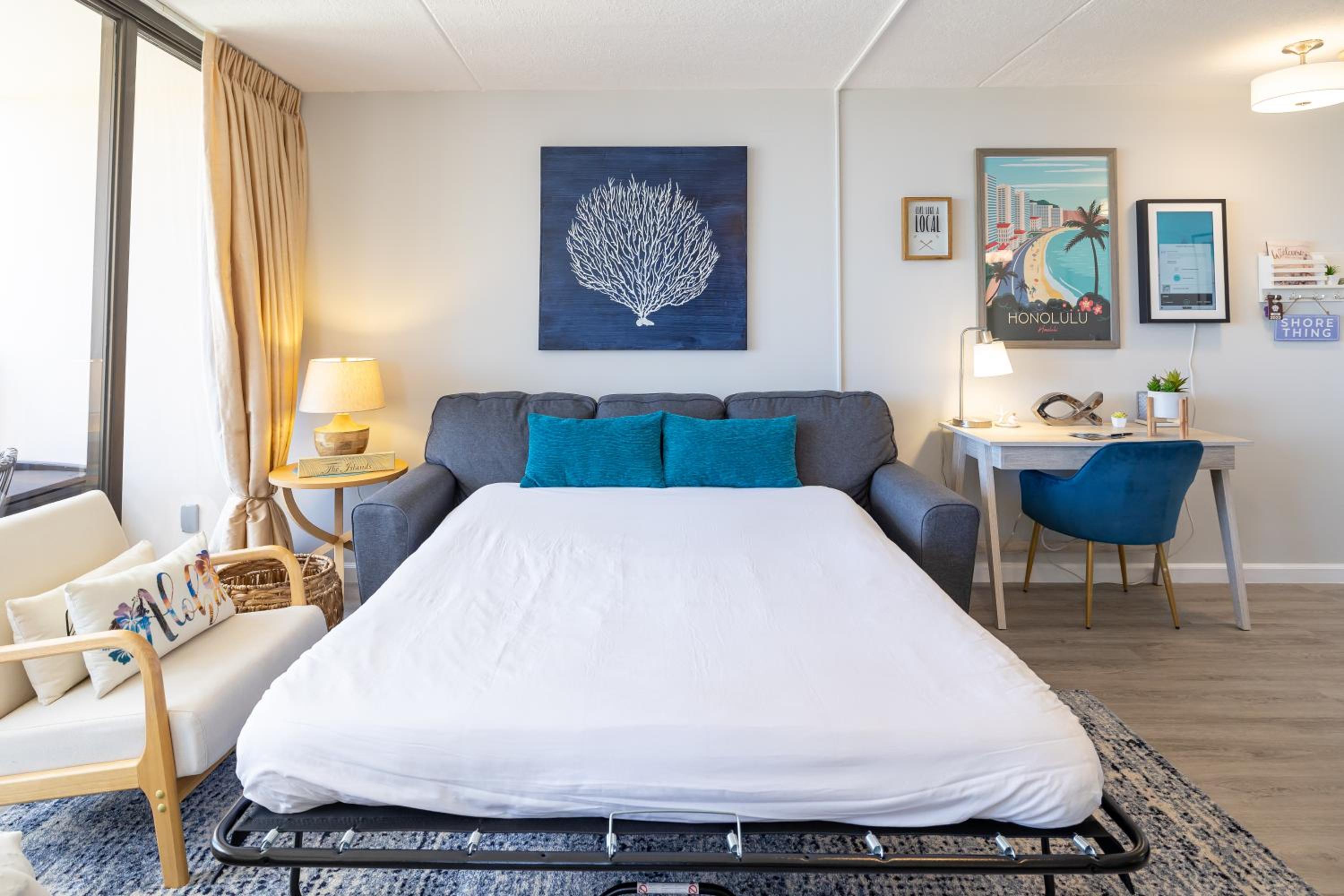 Waikiki Banyan condo with lanai & pool: Apartment with Sea View photo