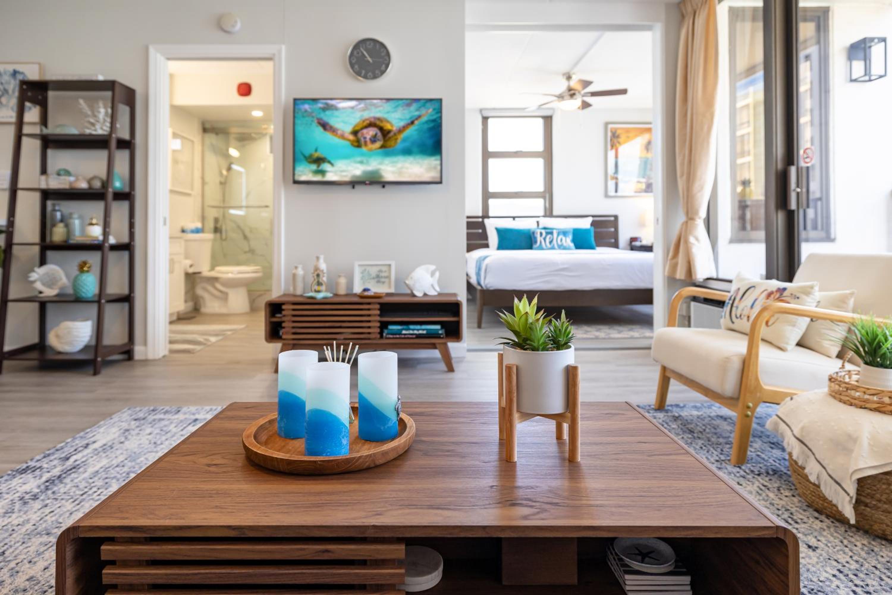 Waikiki Banyan condo with lanai & pool: Apartment with Sea View photo