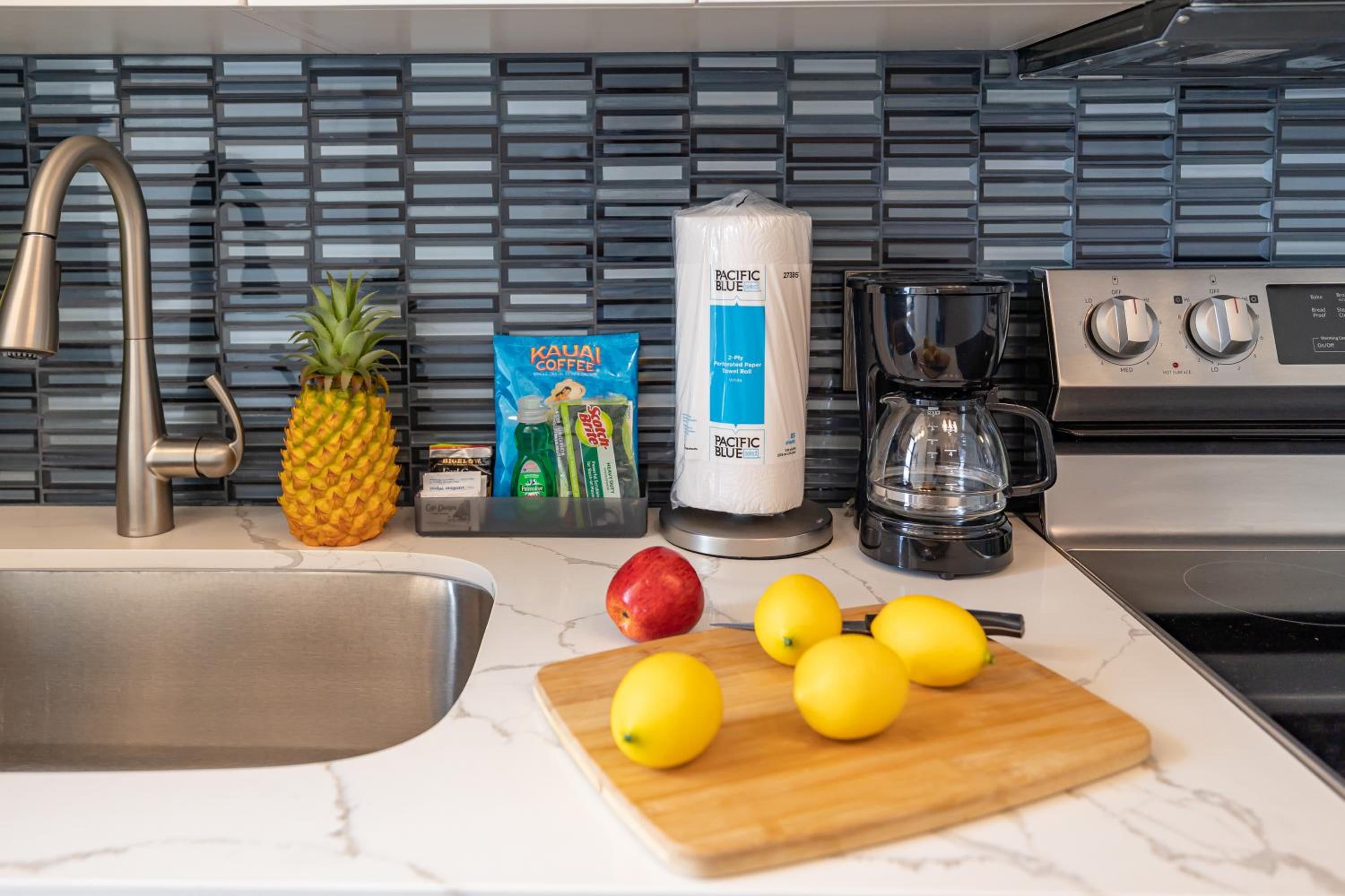 Waikiki Banyan condo with lanai & pool: Apartment with Sea View photo