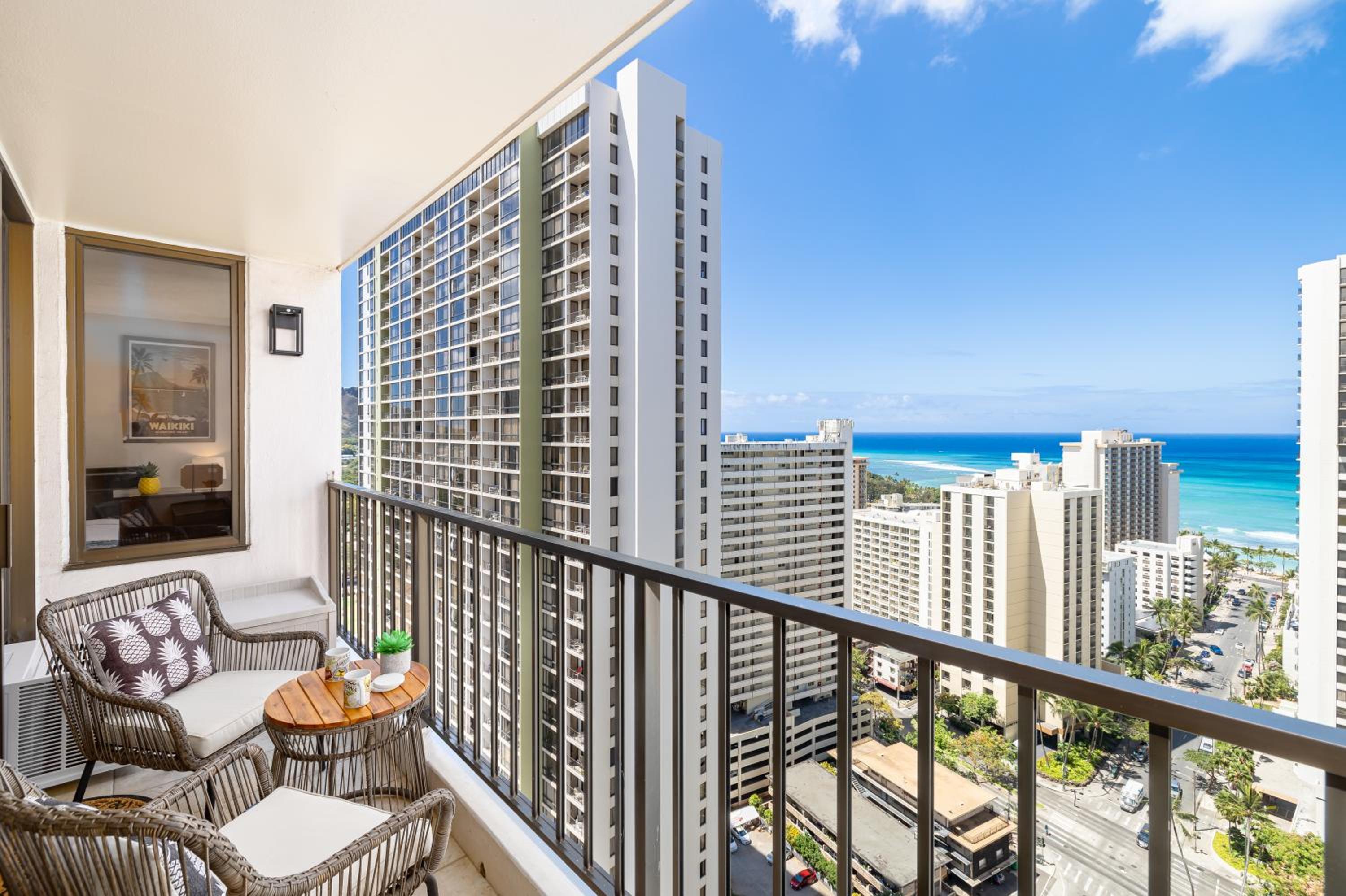 Waikiki Banyan condo with lanai & pool: Apartment with Sea View photo
