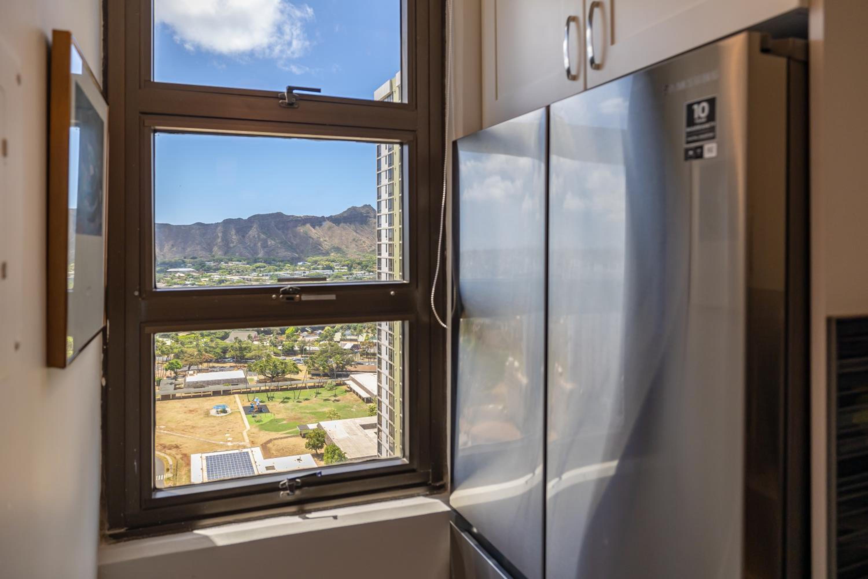 Waikiki Banyan condo with lanai & pool: Apartment with Sea View photo