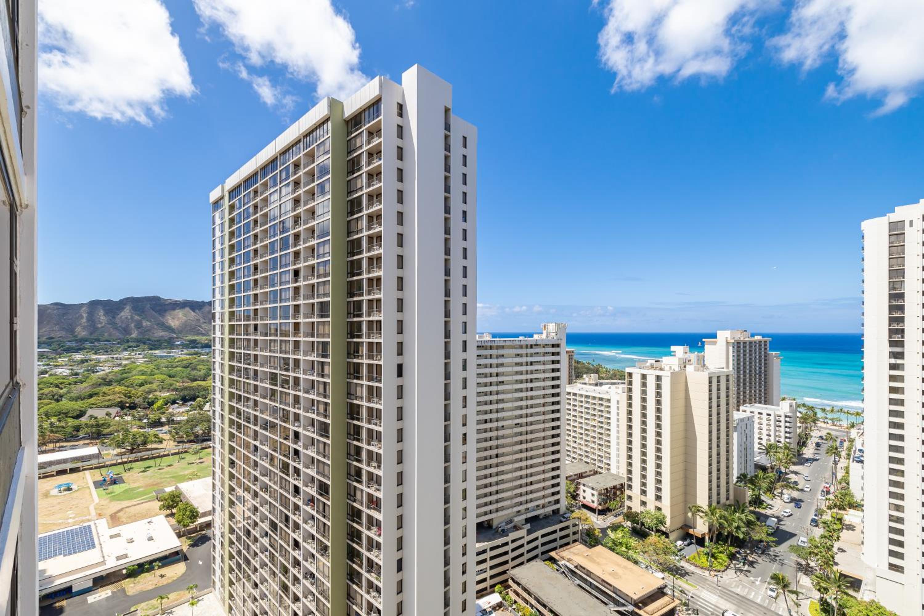 Waikiki Banyan condo with lanai & pool: Apartment with Sea View photo