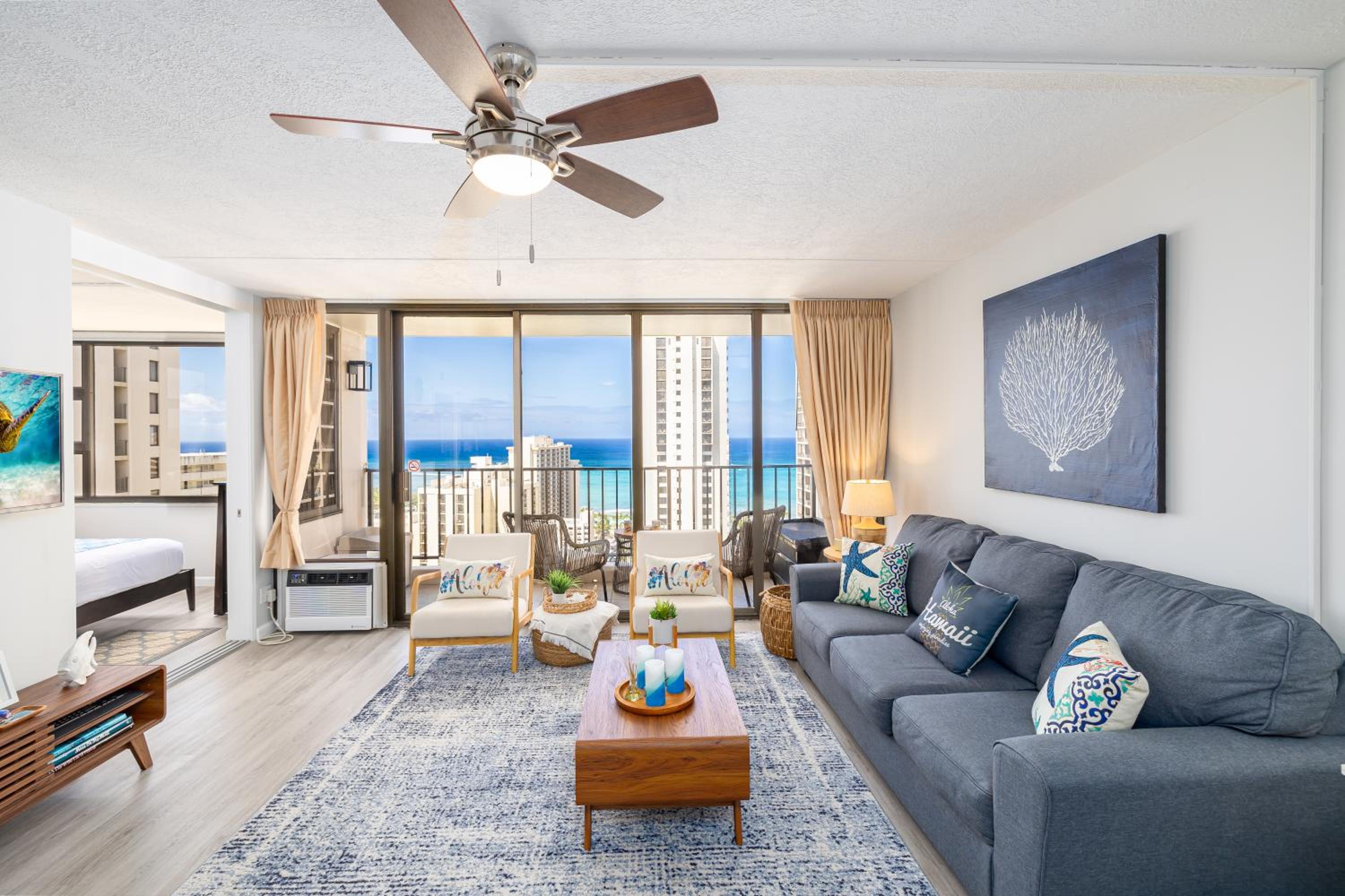 Waikiki Banyan condo with lanai & pool: Apartment with Sea View photo