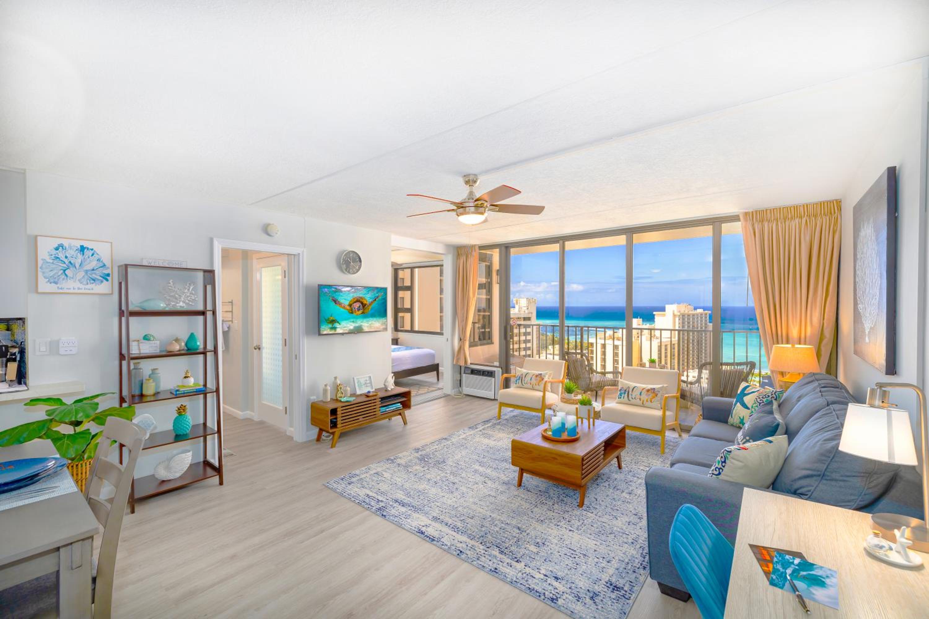 Waikiki Banyan condo with lanai & pool: hotel room photo