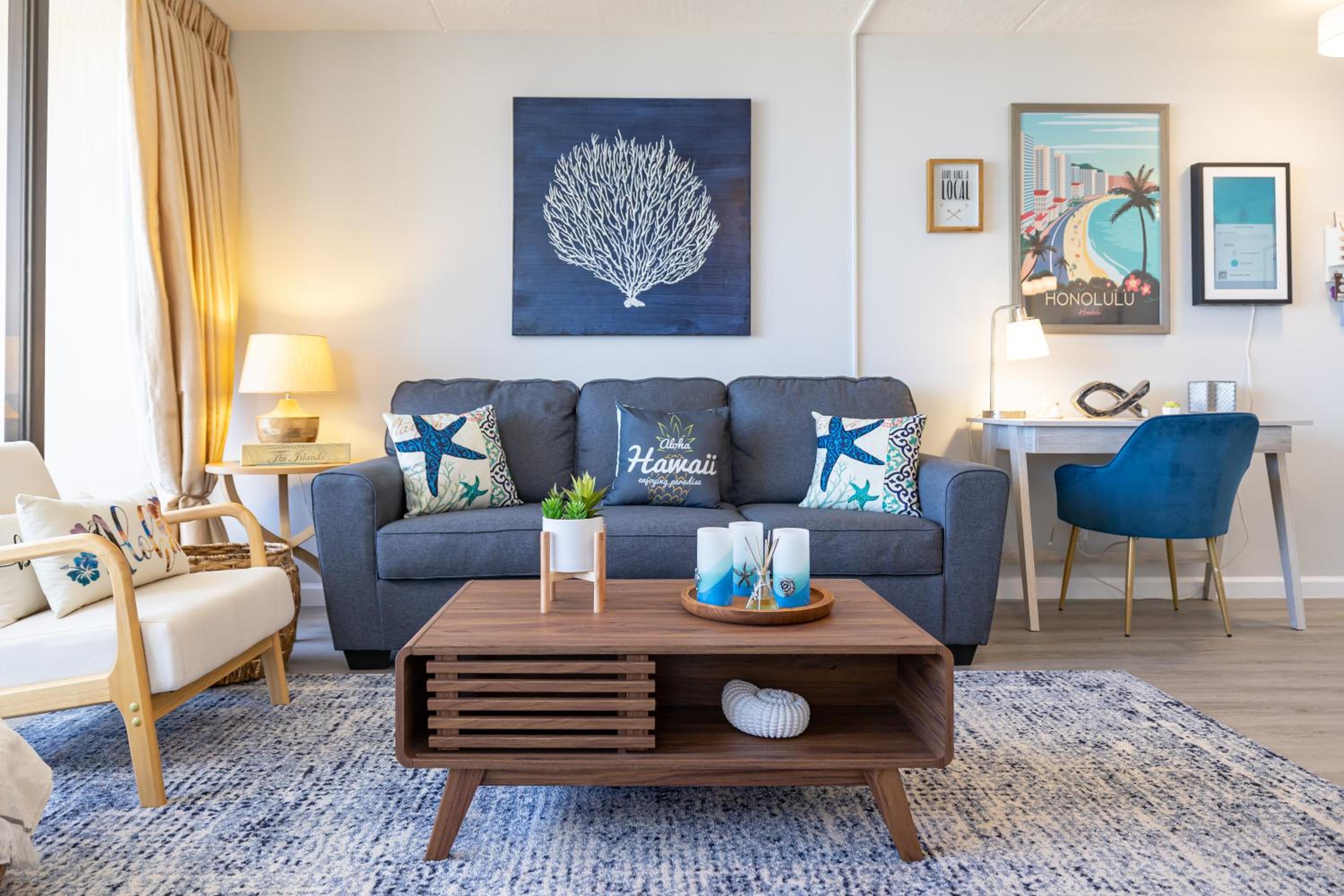 Waikiki Banyan condo with lanai & pool: Apartment with Sea View photo