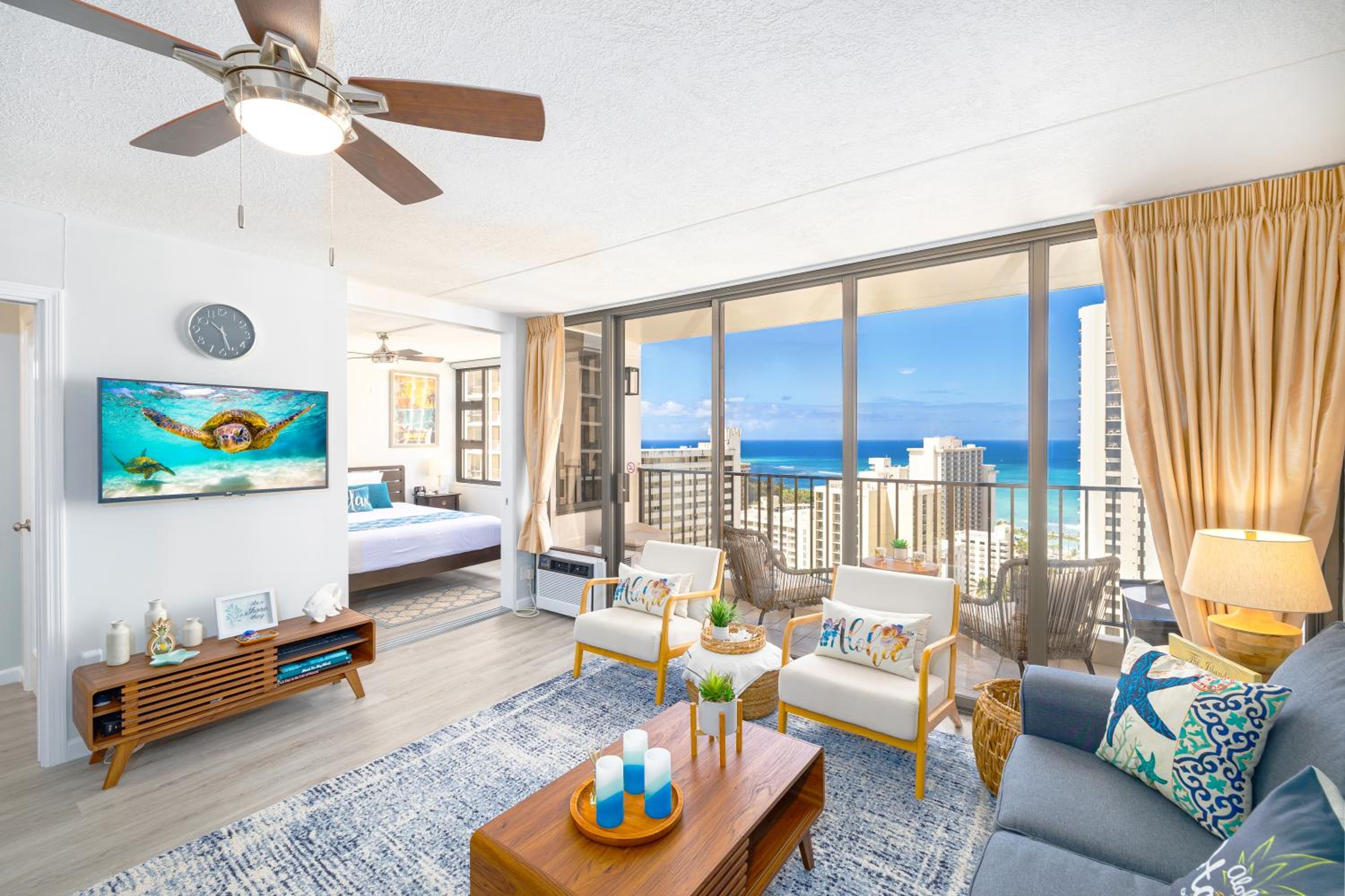 Waikiki Banyan condo with lanai & pool: Apartment with Sea View photo