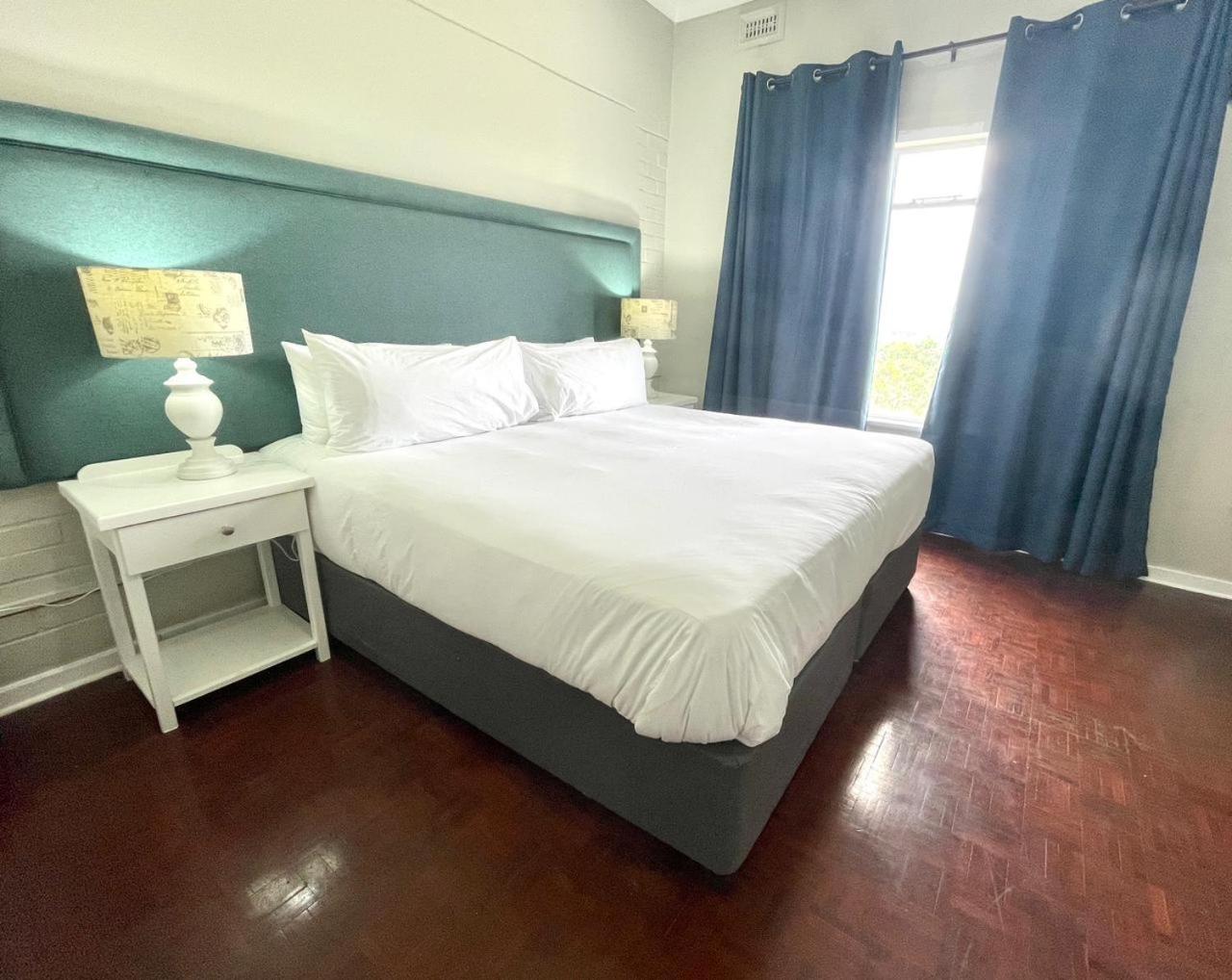 Queen Room with Shared Bathroom photo 2