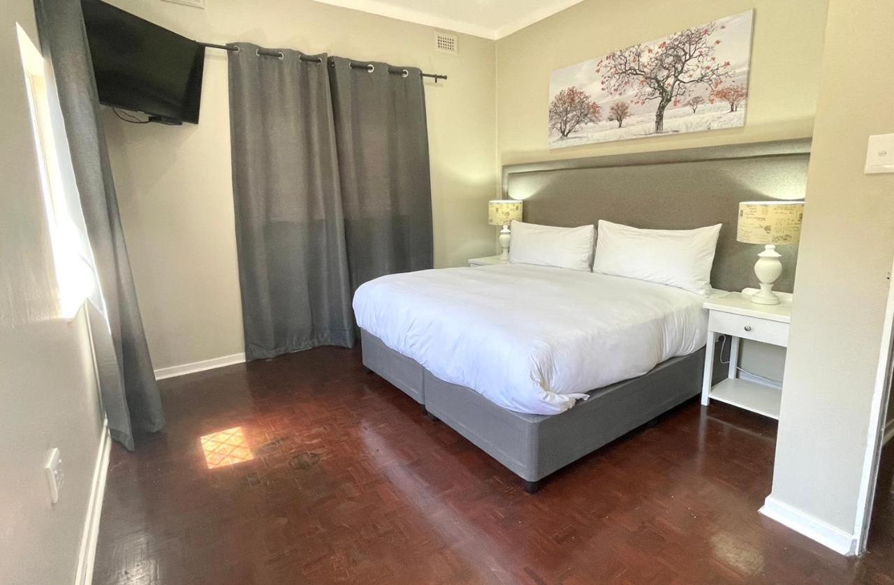 Queen Room with Shared Bathroom photo 1