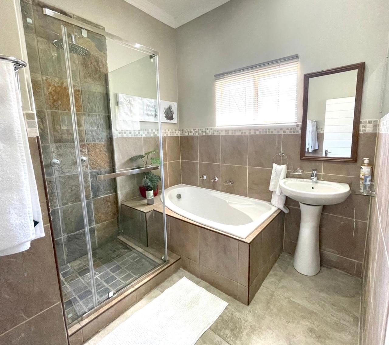 Queen Room with Shared Bathroom photo 3