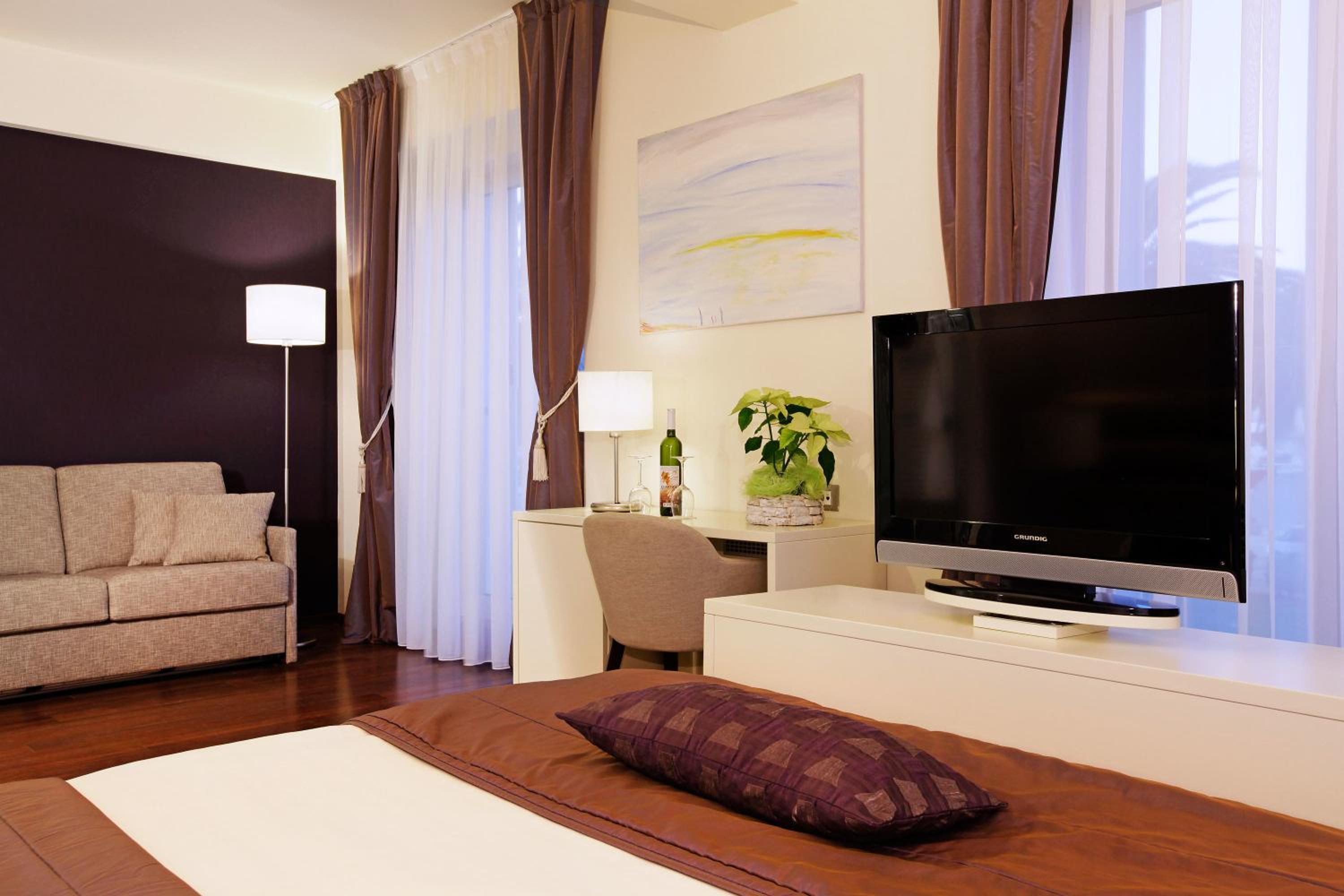 Comfort Family Room - Photo 3