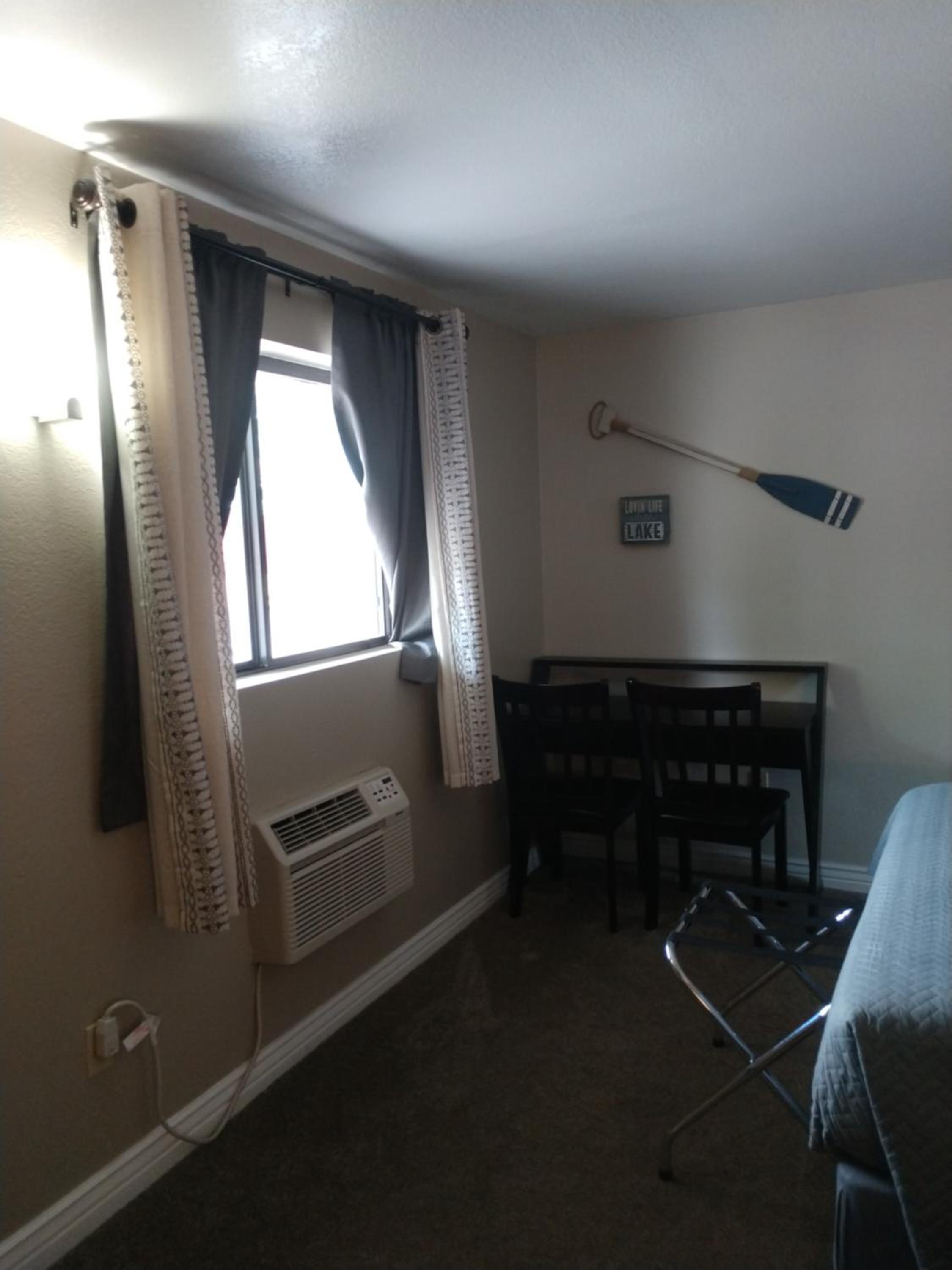 Standard Queen Room with Two Queen Beds photo 2
