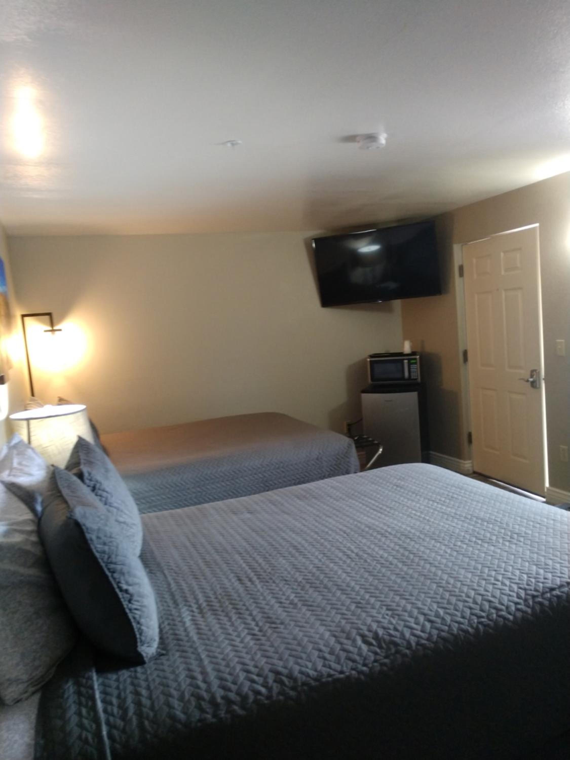 Standard Queen Room with Two Queen Beds photo 3