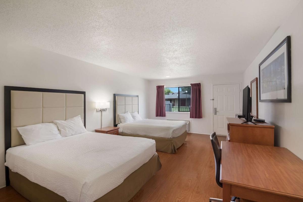 Queen Room with Two Queen Beds (Smoking) photo 2