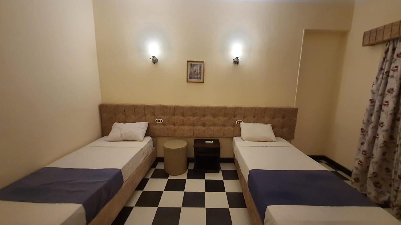 Standard Double or Twin Room - Photo 11