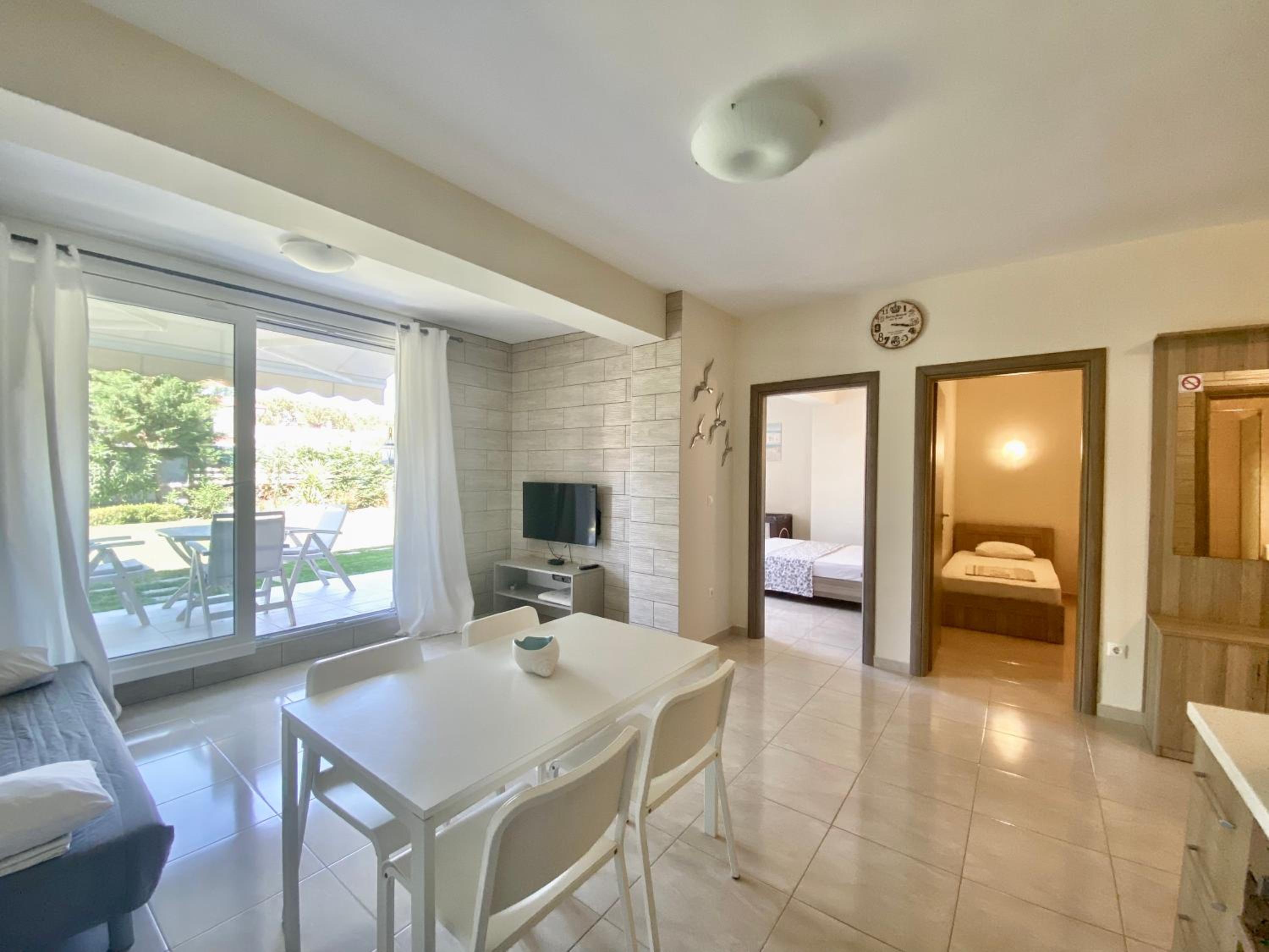 Apartment with Pool View