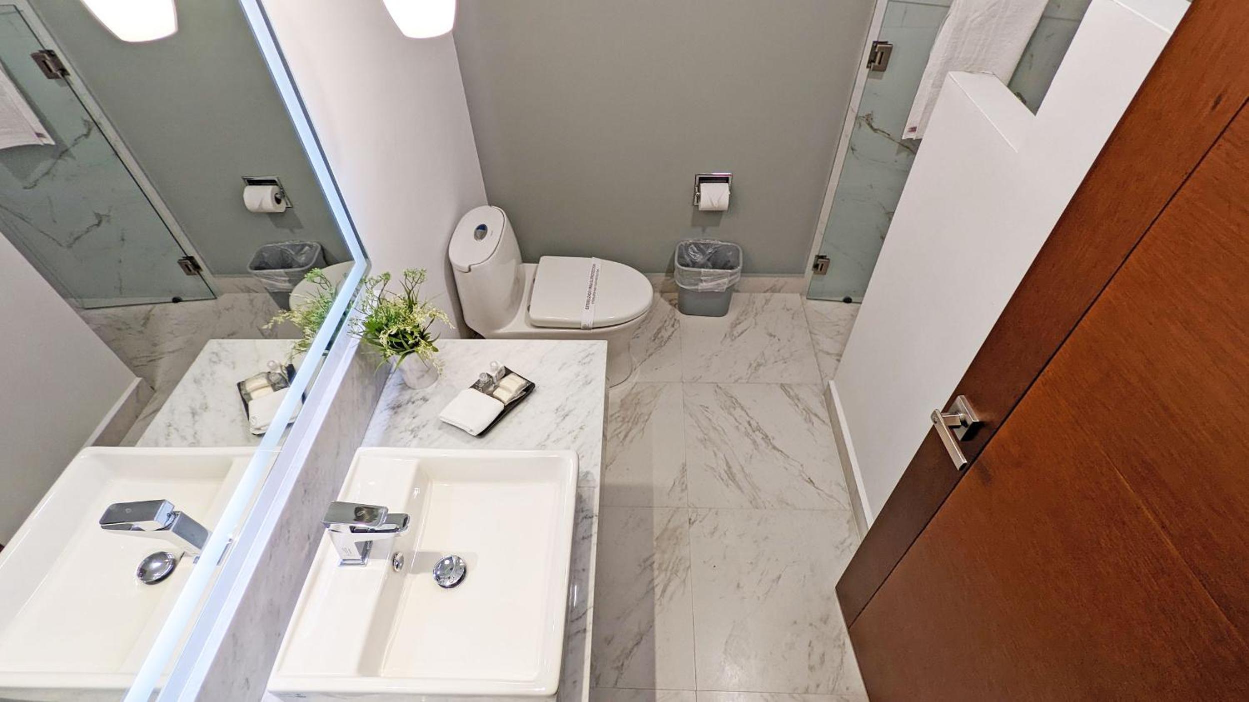 Standard King Room - Photo 9