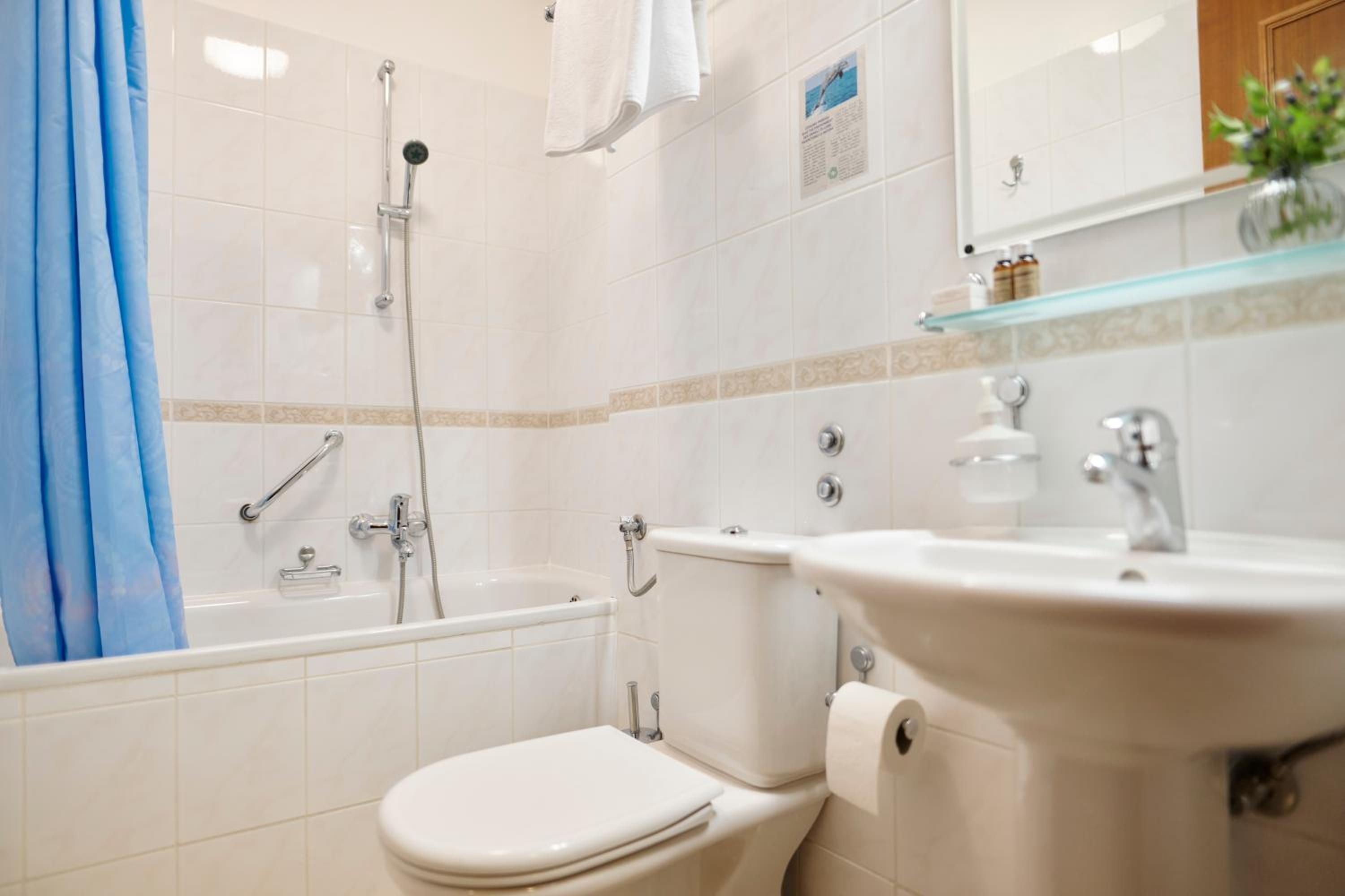 Standard Double or Twin Room with Sea View and Balcony - Photo 8