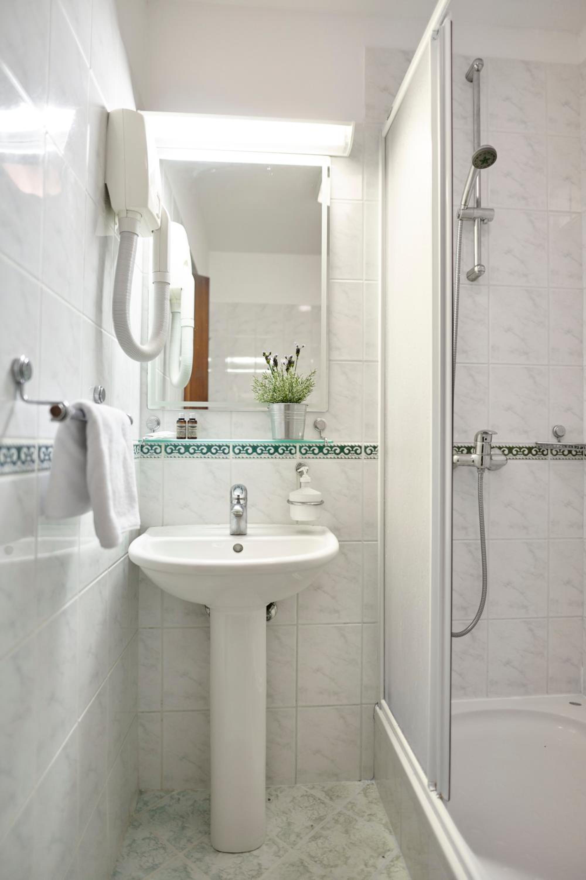 Standard Double or Twin Room with Sea View and Balcony - Photo 7