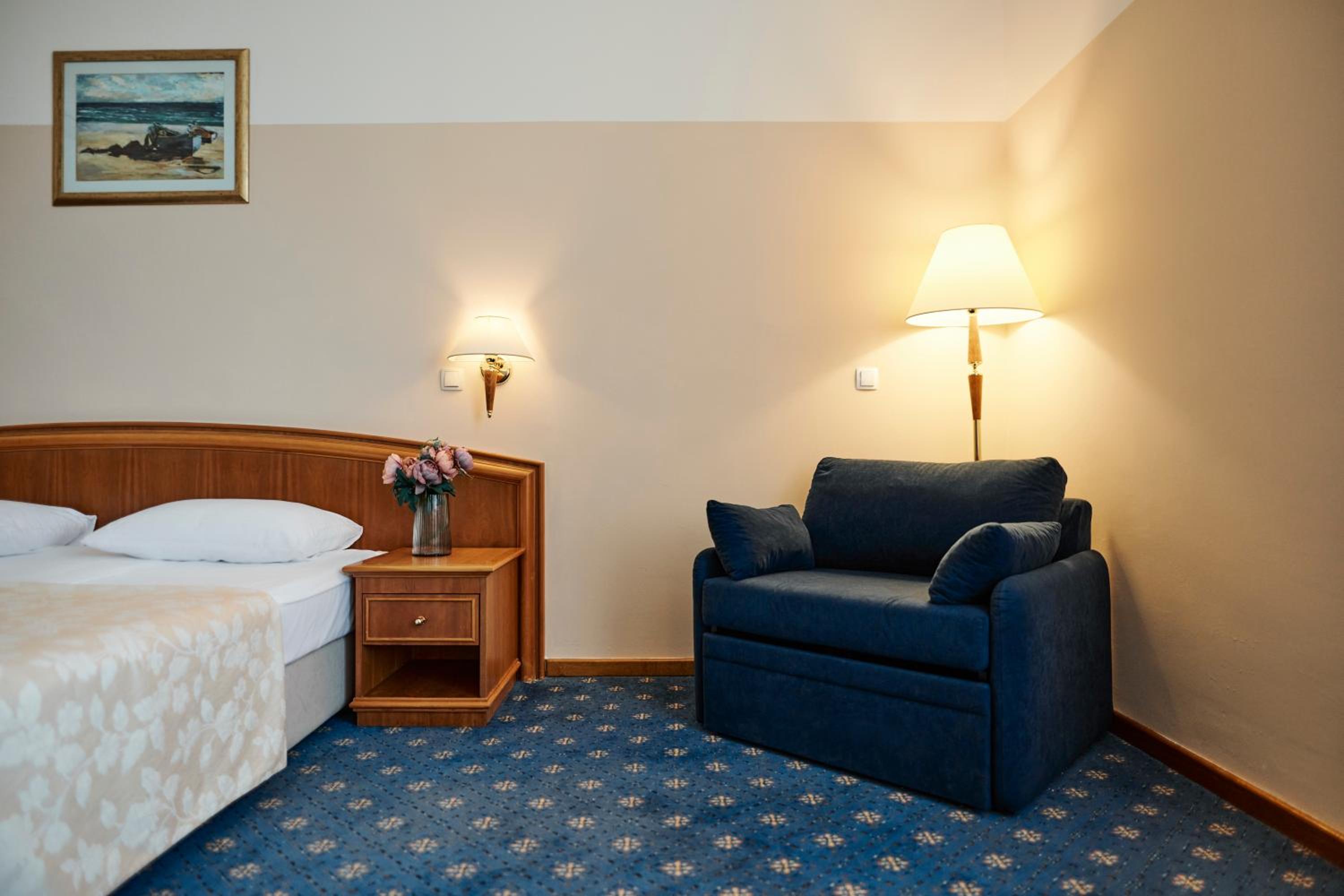 Standard Double or Twin Room with Sea View and Balcony - Photo 9