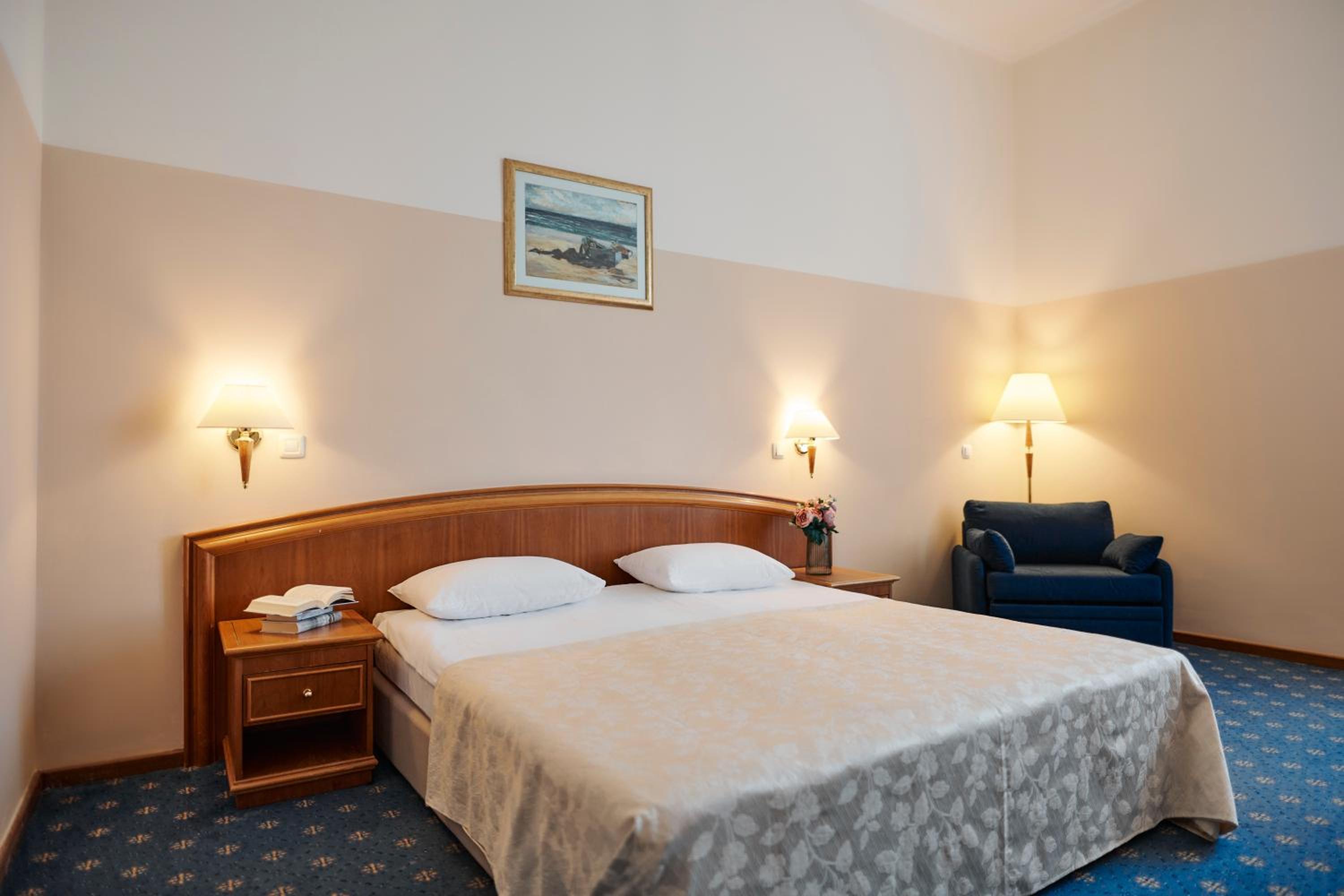 Standard Double or Twin Room with Sea View and Balcony - Photo 11