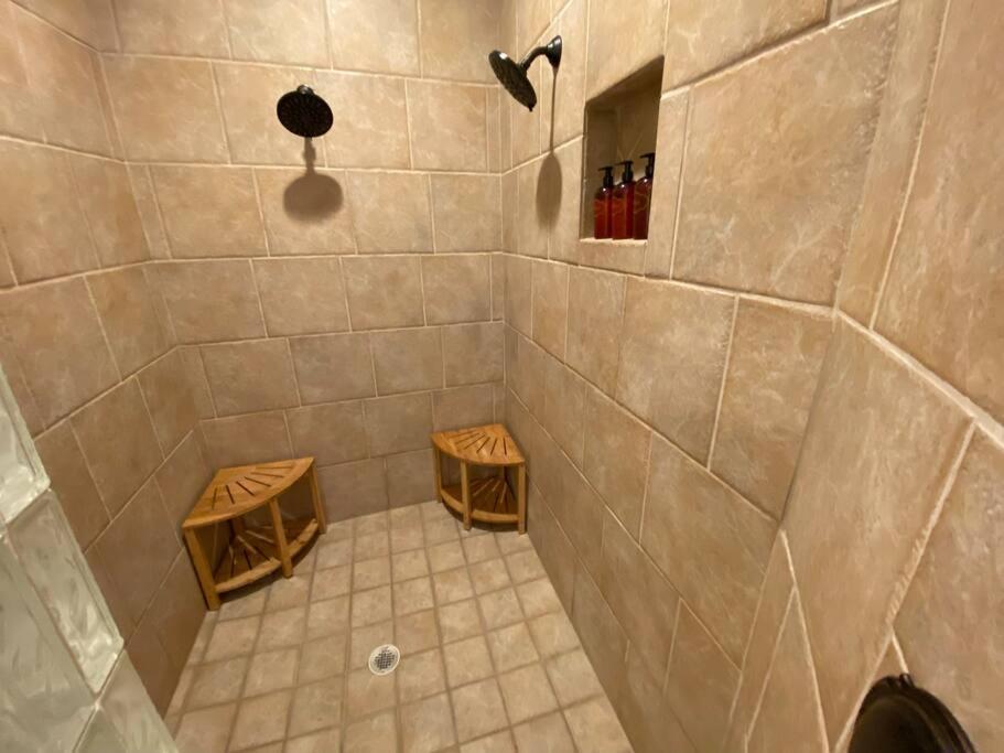 Six-Bedroom House photo 2