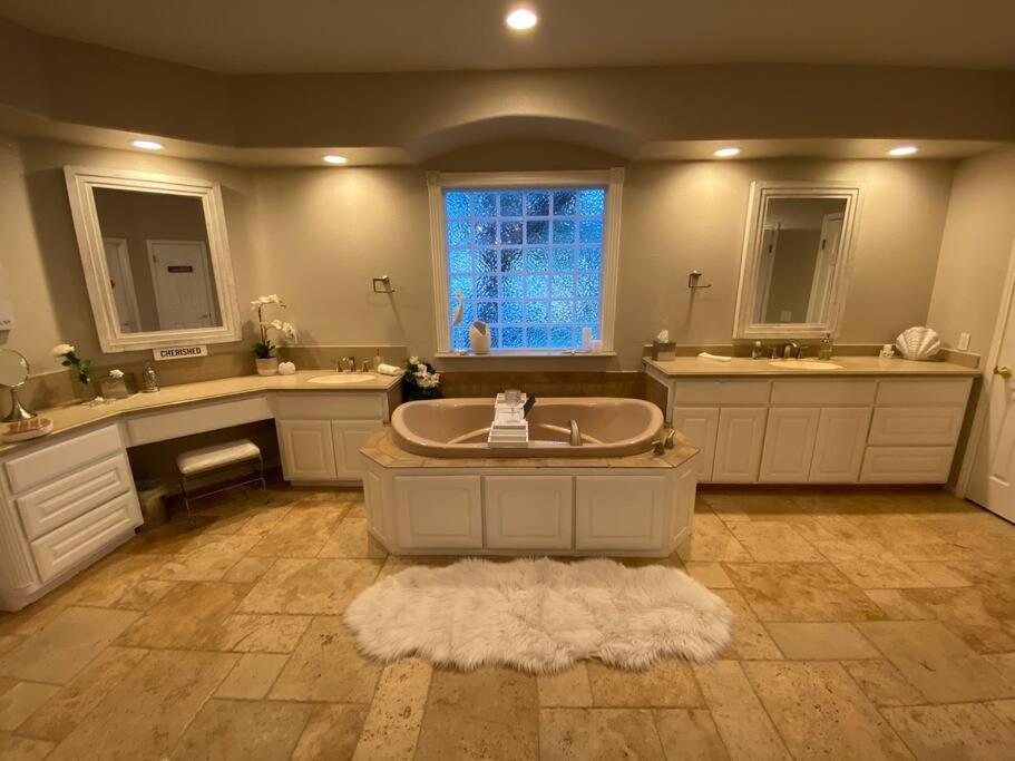 Six-Bedroom House photo 3