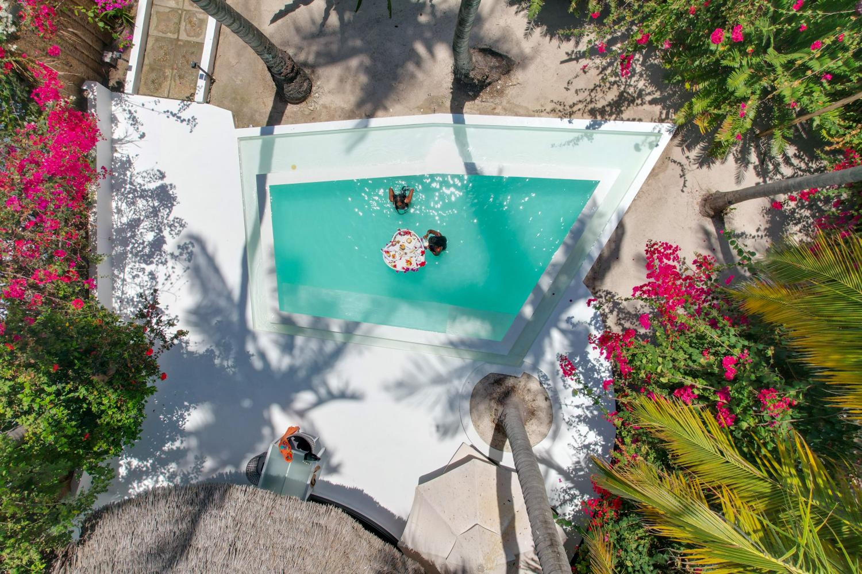 Suite with Private Pool - Photo 10